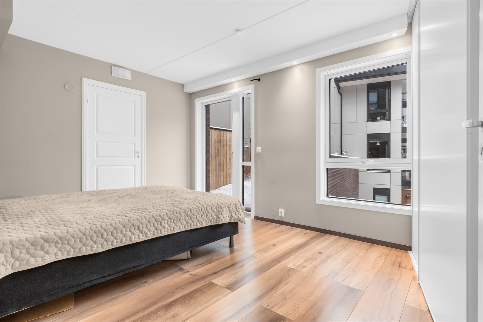 Hovedsoverommet har utgang til terrasse. Galleribilde