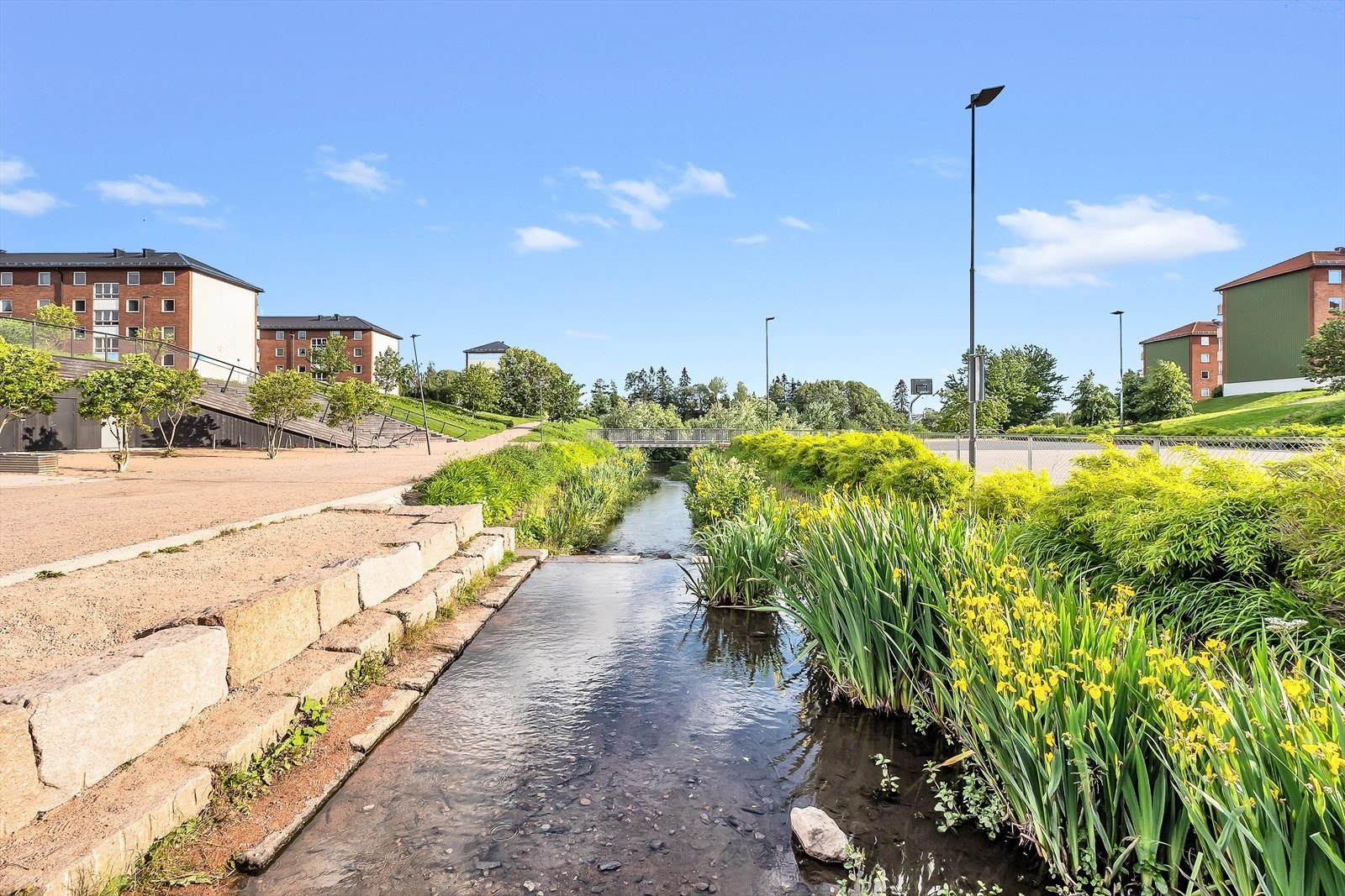 I tillegg ligger leiligheten ca 10 min gange fra Bjerkedalen park med fine promenader, paviljong, sandstrand og dam. Galleribilde