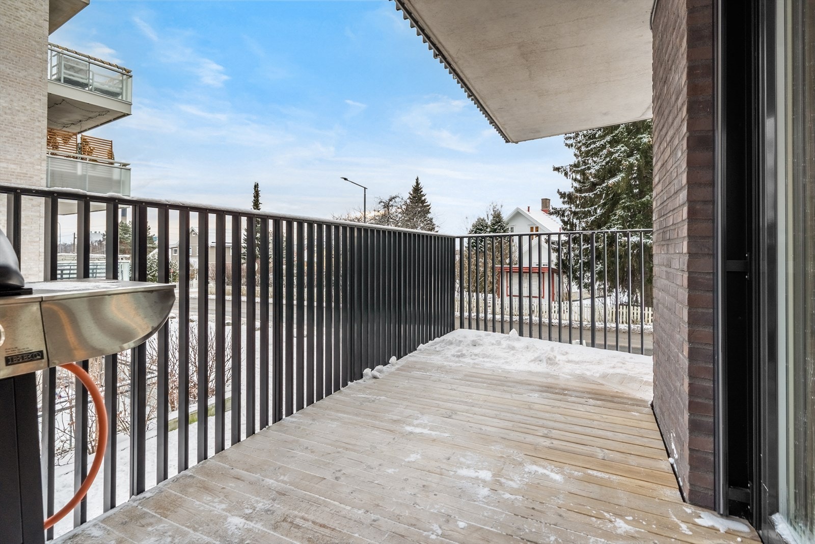 Terrasseplatting gir en behagelig overgang mellom inne- og uteområdet. Galleribilde