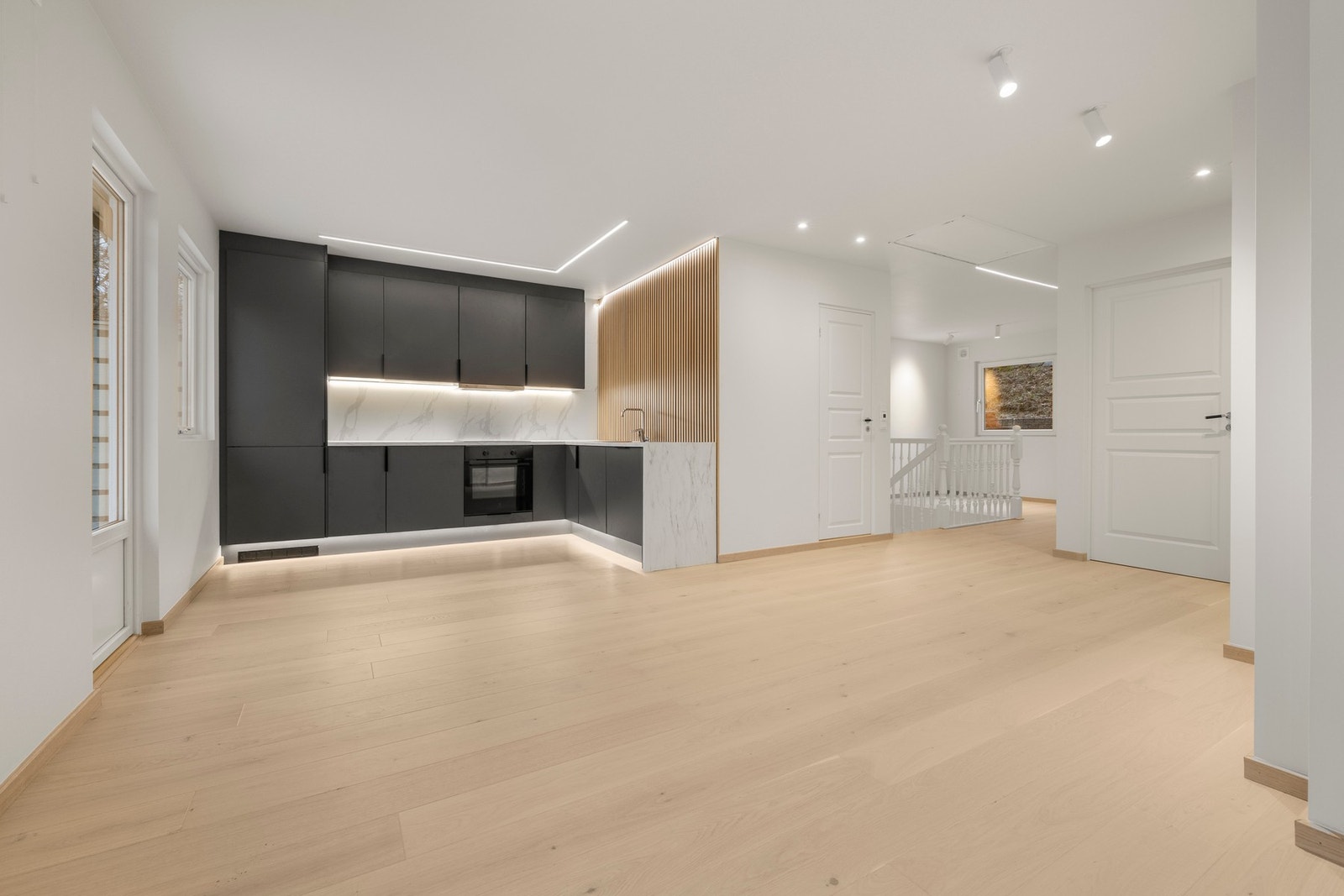 Kjøkkenet er fra 2025 og har en tidløs utforming med slette fronter og integrerte hvitevarer som gir et rent og moderne uttrykk. Galleribilde