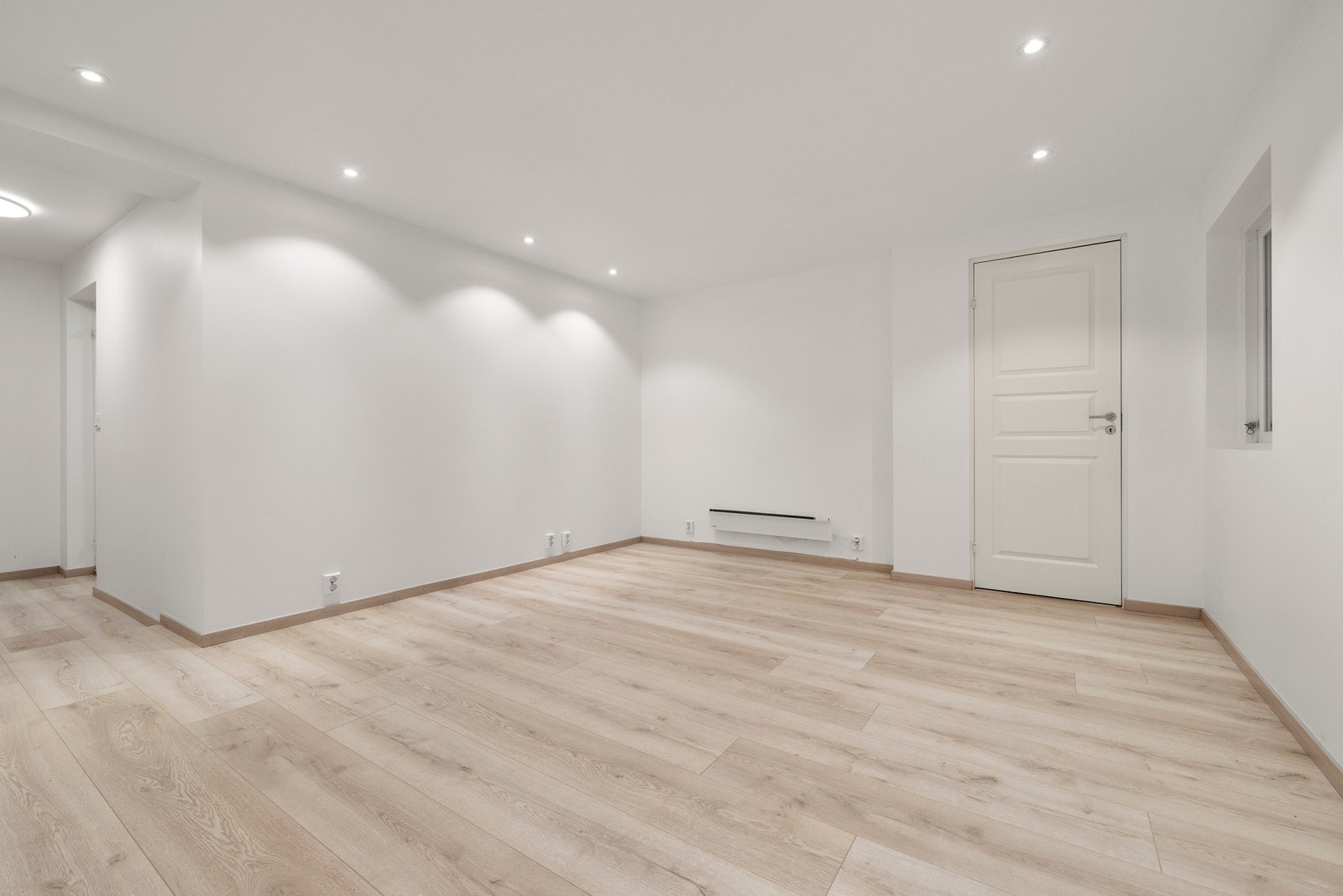 Det gjøres oppmerksom på at rommene ikke er godkjent for varig opphold, les mer under "midlertidig brukstillatelse og ferdigattest" Galleribilde