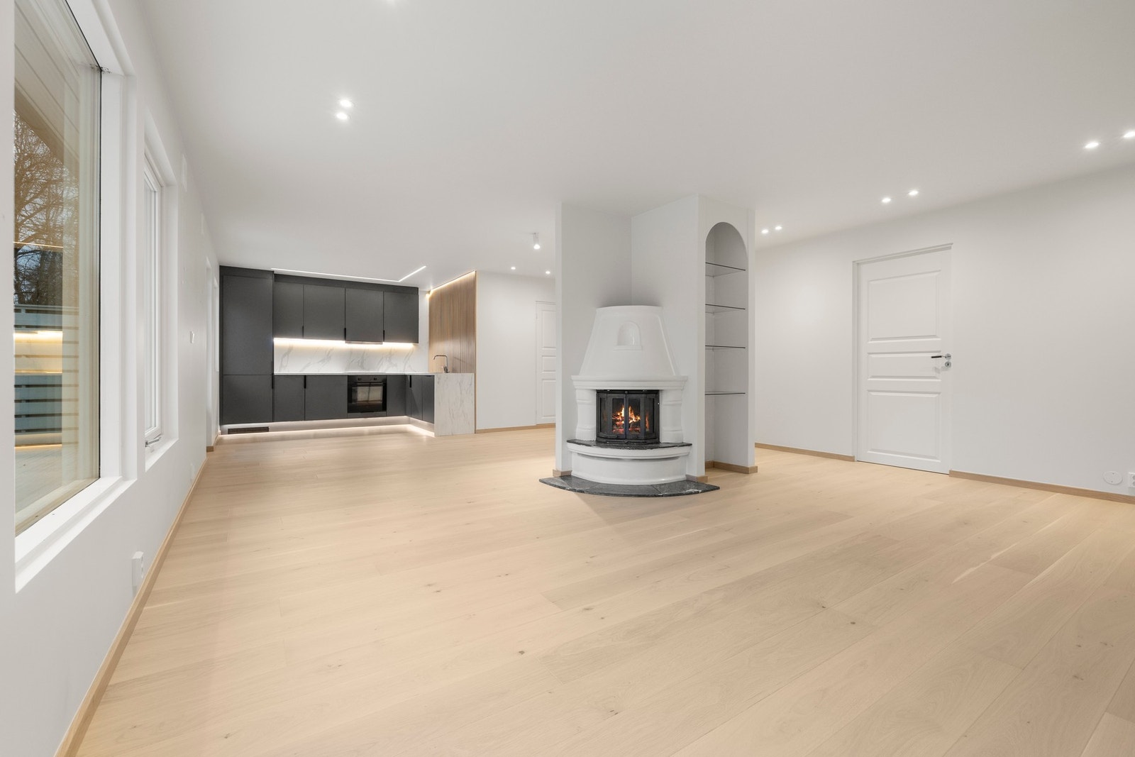 Peis med innsats gir både varme og stemning på kjøligere dager, og store vindusflater slipper inn rikelig med dagslys. Galleribilde