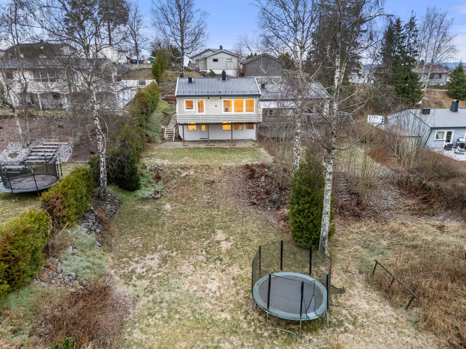 Romslig tomt med god plass til både lek, moro og små eventyr for familiens yngste. Galleribilde