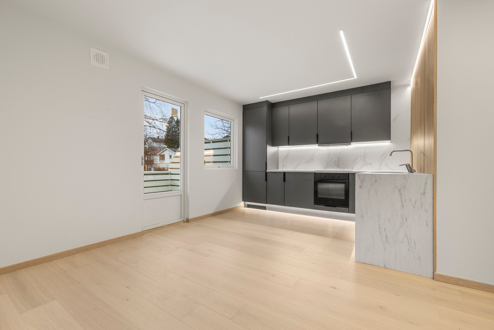 Laminat benkeplate med integrert oppvaskkum og ettgreps blandebatteri gir en praktisk arbeidsflate med god funksjonalitet. Galleribilde