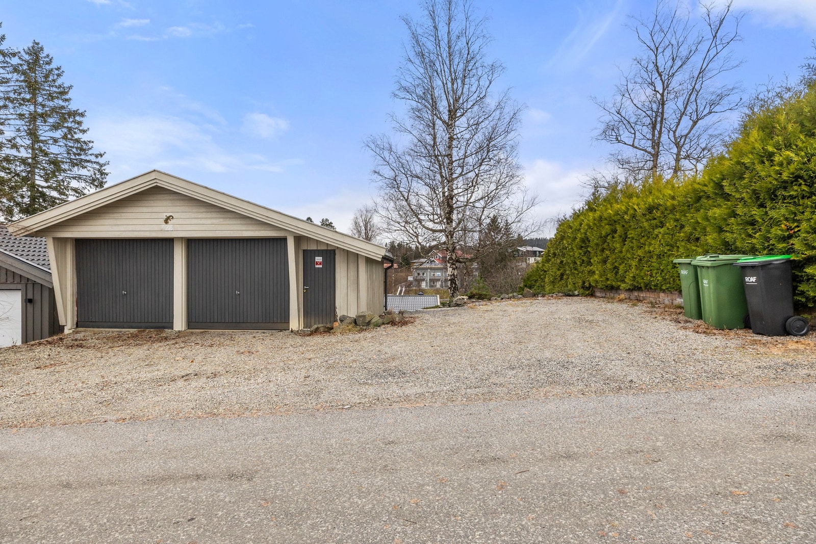 Boligen disponerer frittliggende garasje på 33 m² oppført i 1985. Bygningen er oppført i trekonstruksjon på støpt betongplate og ringmur i Leca. Galleribilde