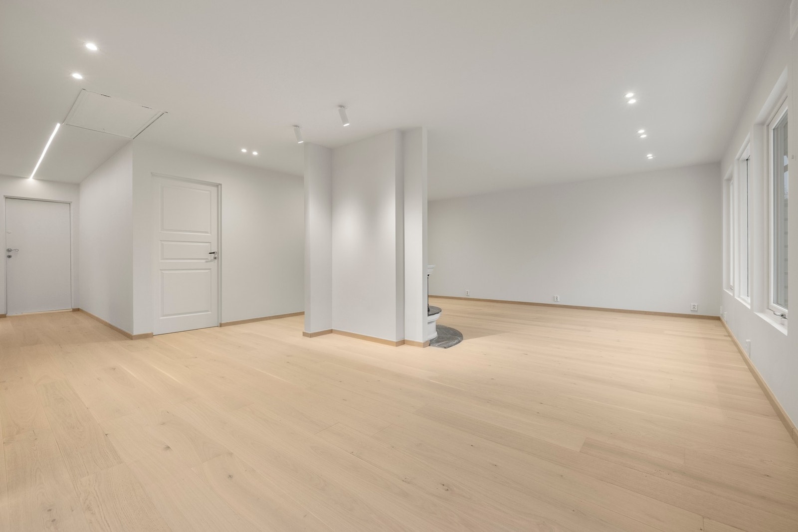 Stuen er boligens naturlige samlingspunkt og byr på en lun og trivelig atmosfære. Galleribilde