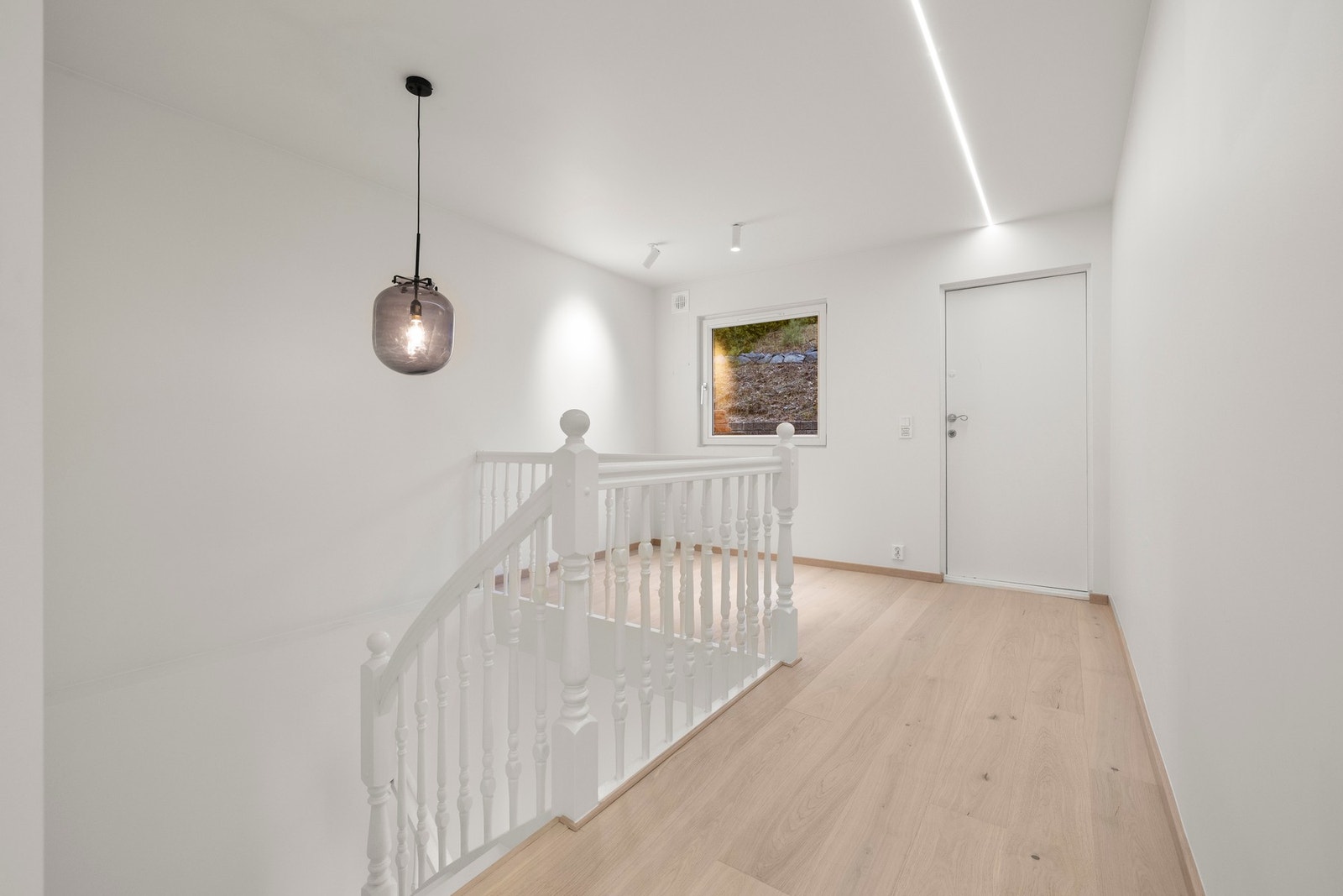 Boligen ønskes velkommen med en lys og innbydende entré som gir et godt førsteinntrykk. Galleribilde