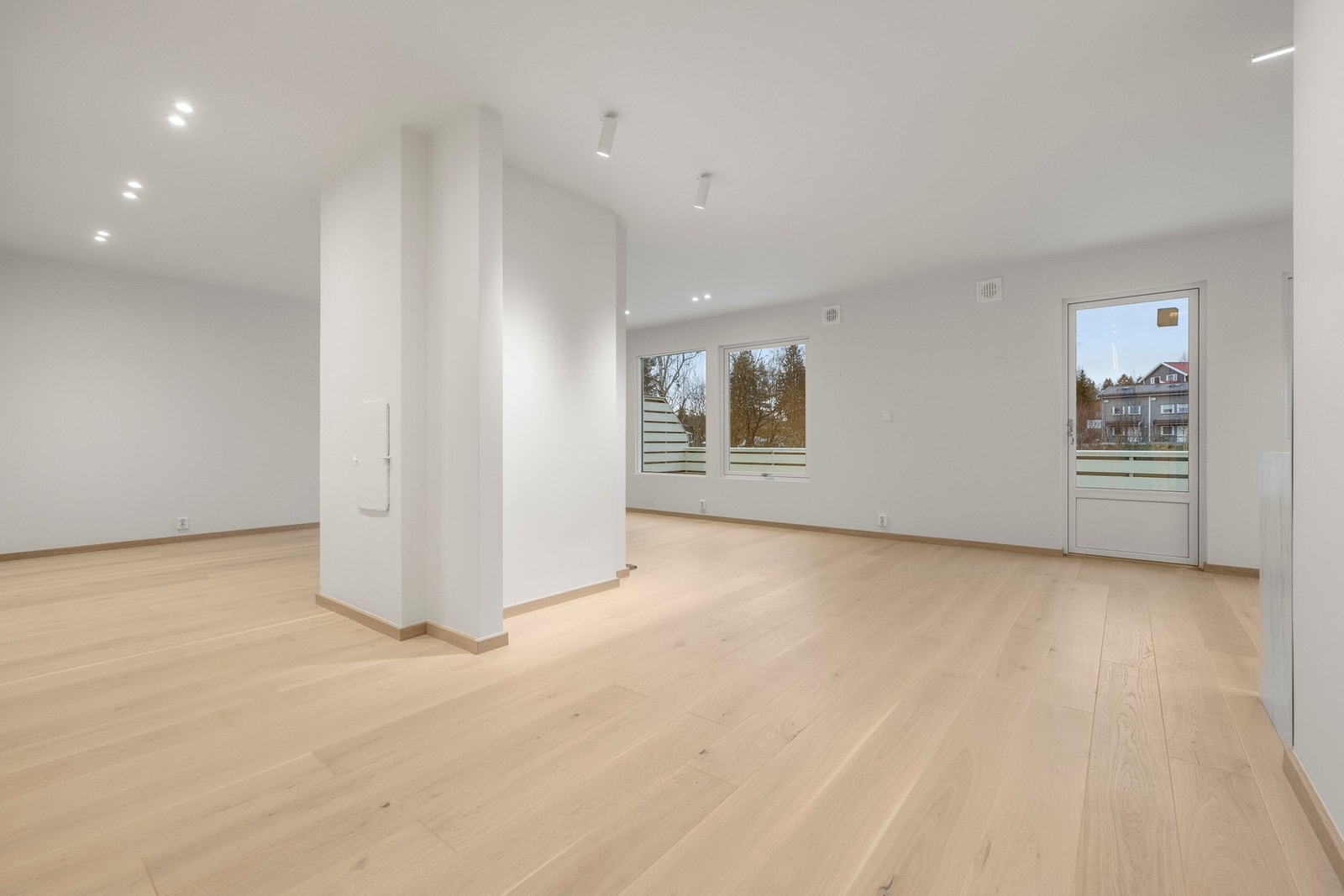 Her ligger alt til rette for både hverdagsmat og helgekos, samtidig som den åpne løsningen gjør det enkelt å være sosial mens maten tilberedes. Galleribilde