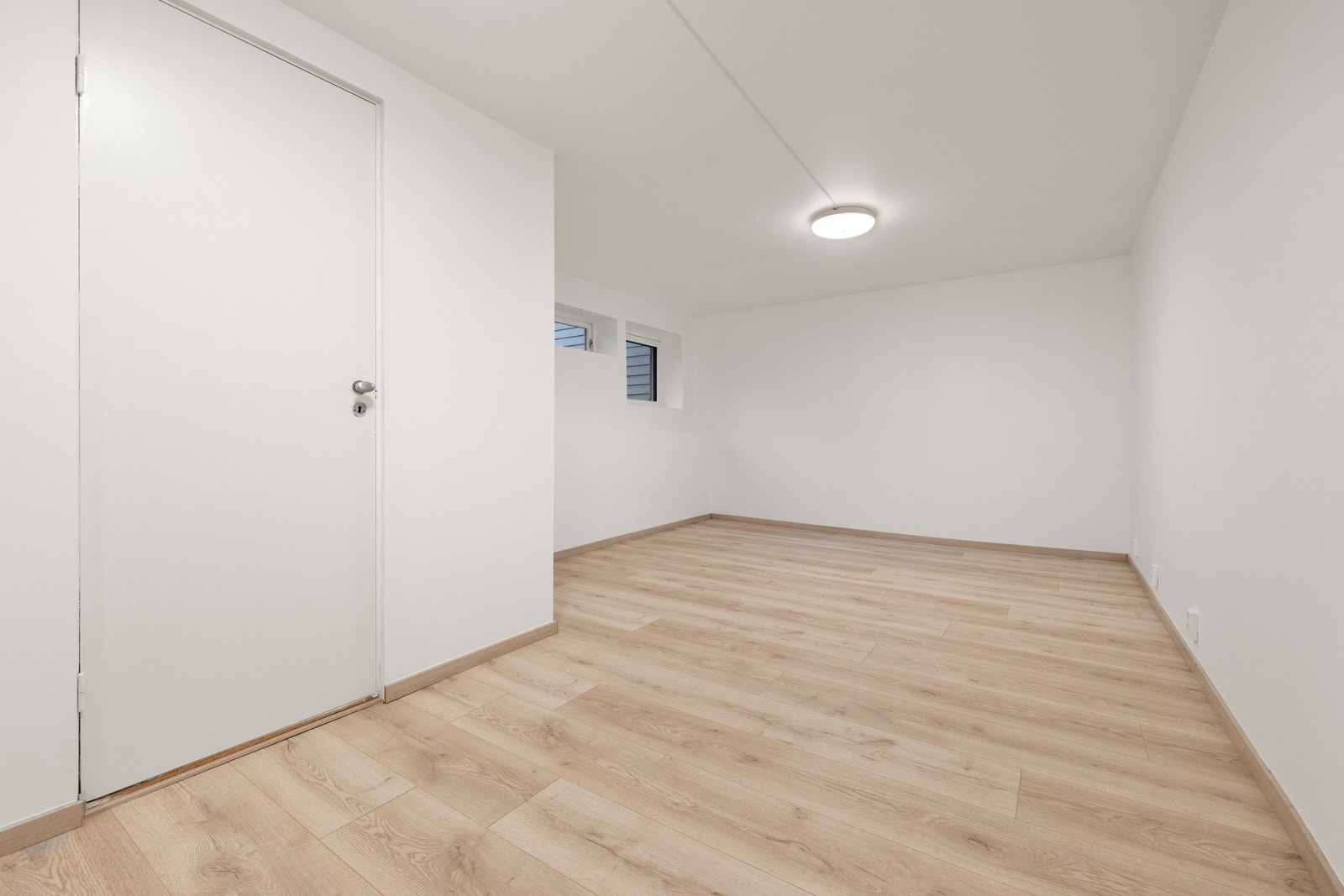 Den del av underetasjen som opprinnelig ikke var utgravd, er nå utgravd men ikke byggesøkt. Les mer under "midlertidig brukstillatelse og ferdigattest" Galleribilde