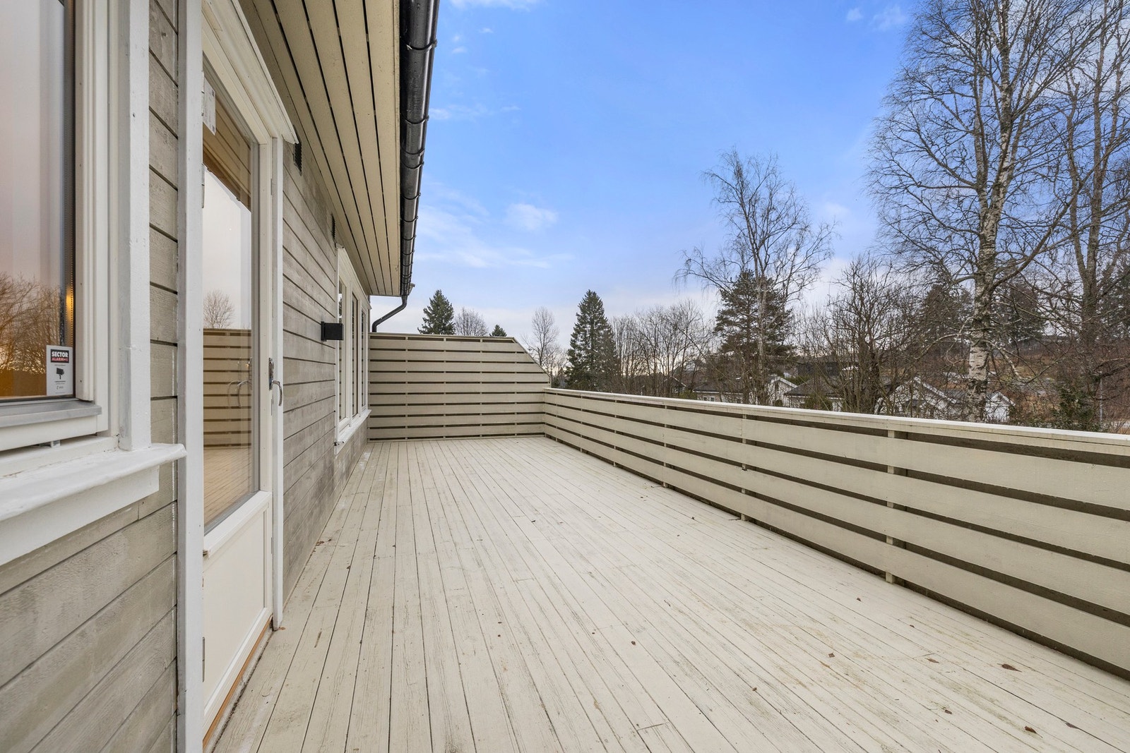 Fra stuen er det direkte utgang til en romslig terrasse på ca. 28 m² via balkongdør. Galleribilde