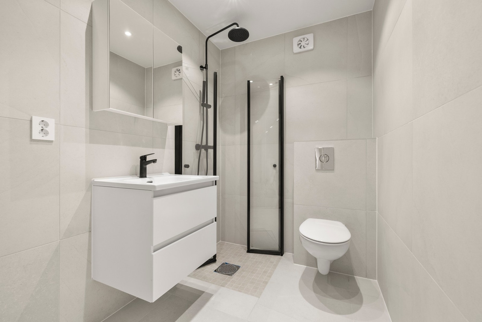 Boligen har to flislagte baderom, begge pusset opp i 2025, som gir en gjennomgående moderne og delikat standard. Galleribilde