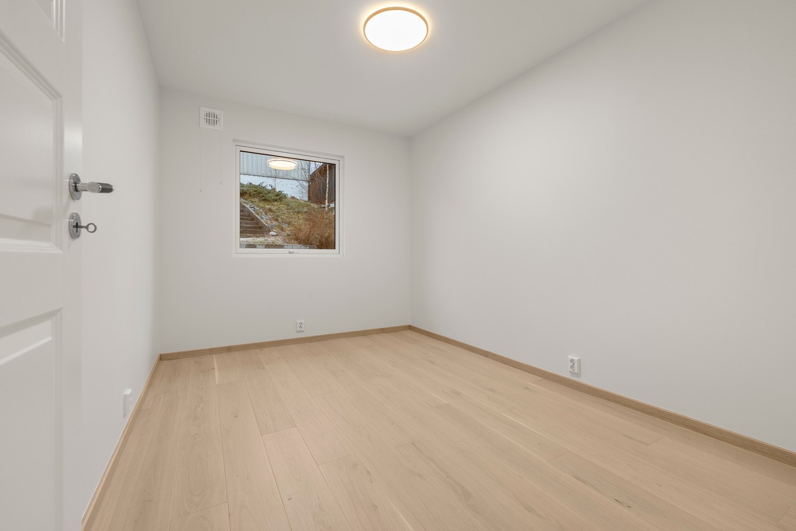 Boligen har to gode soverom i hovedetasjen, begge med plass til seng og garderobeløsninger. Galleribilde