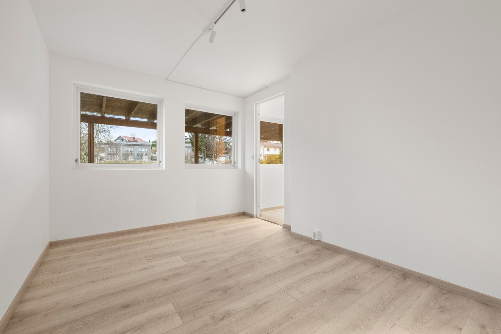 Det gjøres oppmerksom på at rommene ikke er godkjent for varig opphold, les mer under "midlertidig brukstillatelse og ferdigattest" Galleribilde