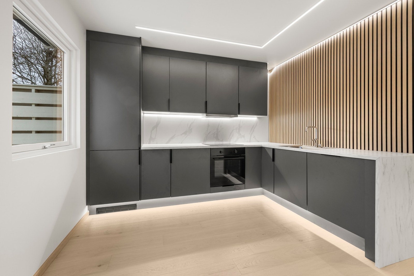 En innholdsrik og moderne halvpart av tomannsbolig beliggende i et rolig og meget barnevennlig boligområde på Flateby i Enebakk kommune. Galleribilde