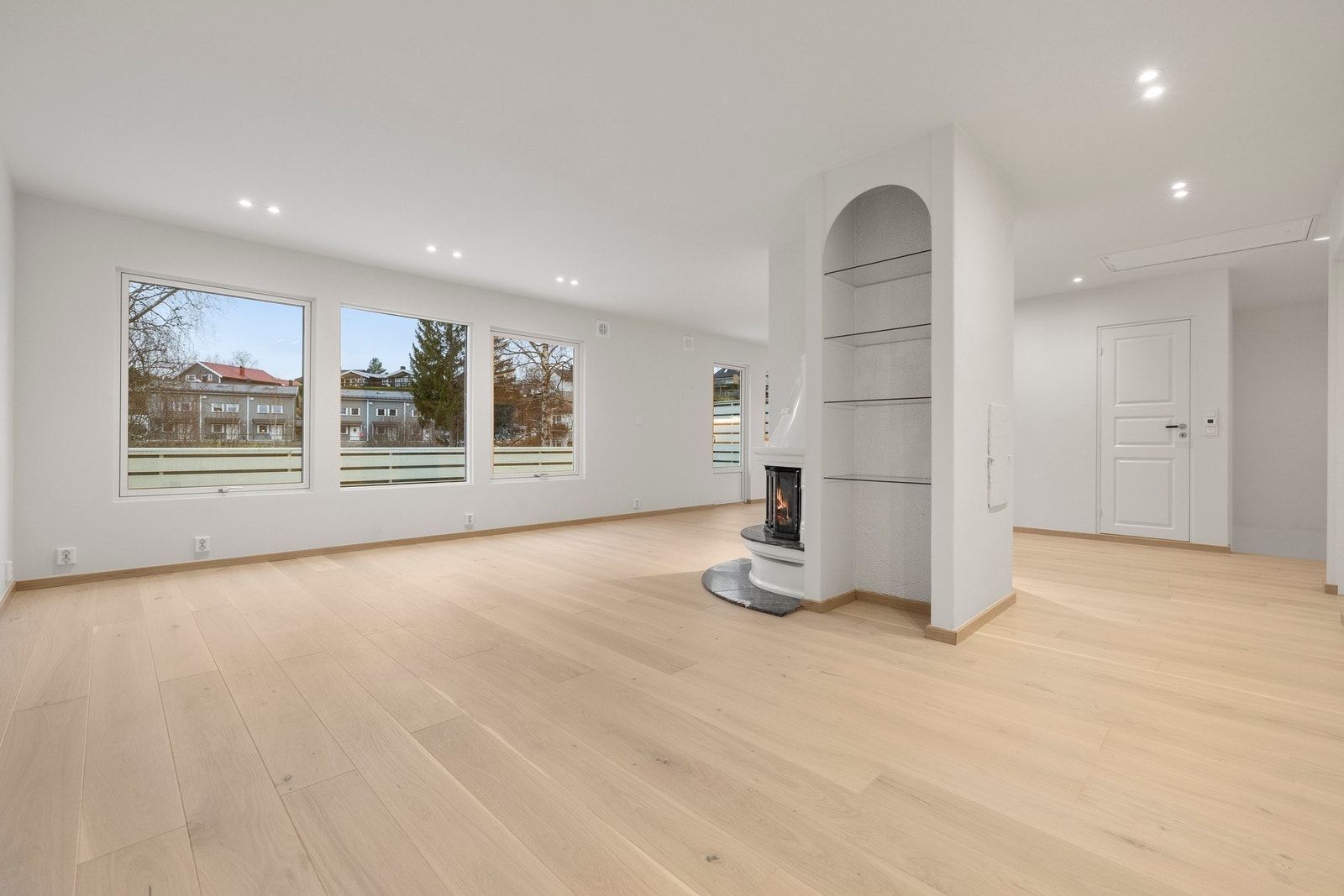 Det er parkett i oppholdsrommene i hovedetasjen, og løsningen mellom kjøkken og stue er åpnet opp, noe som gir en luftig romfølelse og god kontakt mellom sonene. Galleribilde