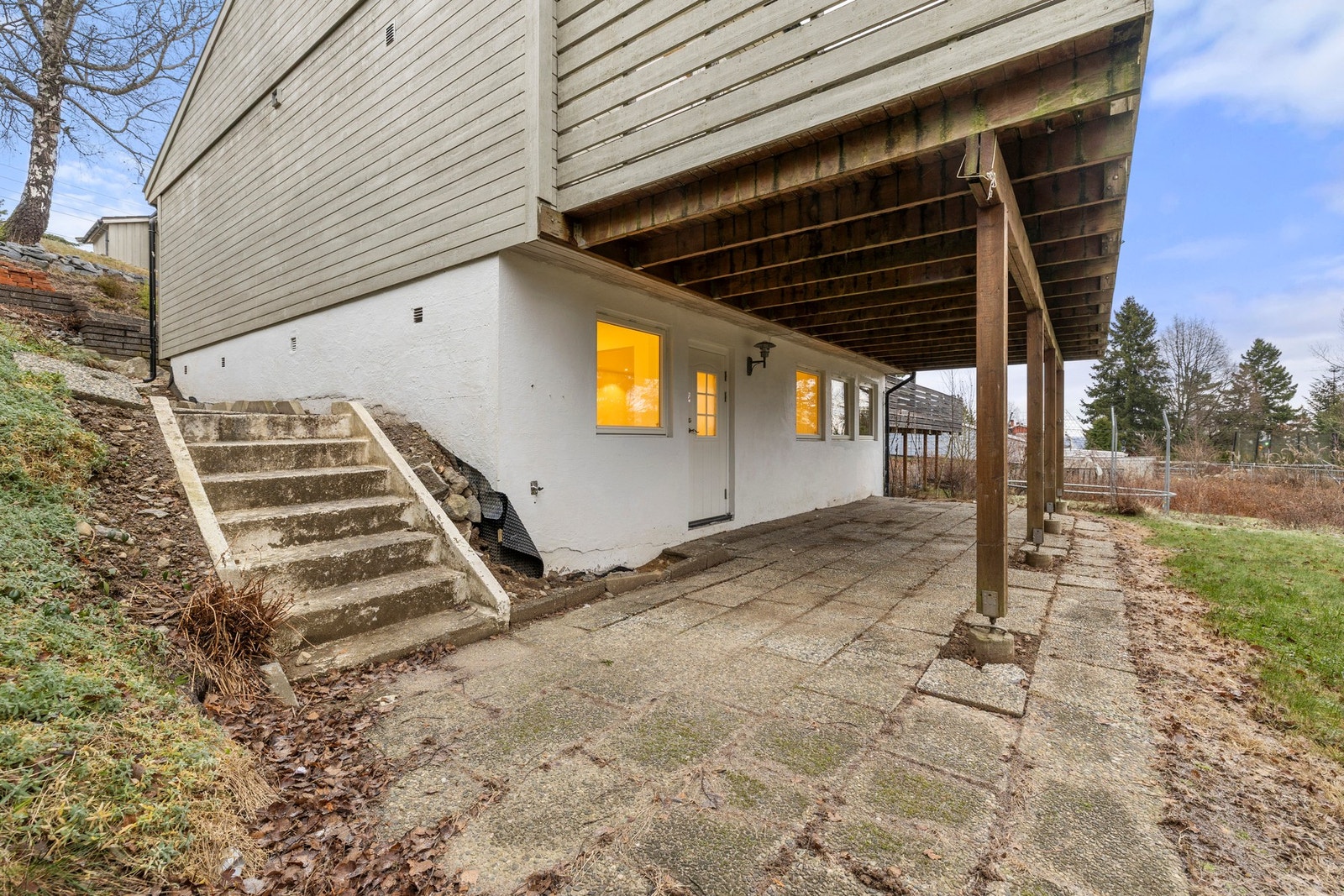 Tomten er lett skrånende, og deler av underetasjen ligger naturlig under terreng. Galleribilde