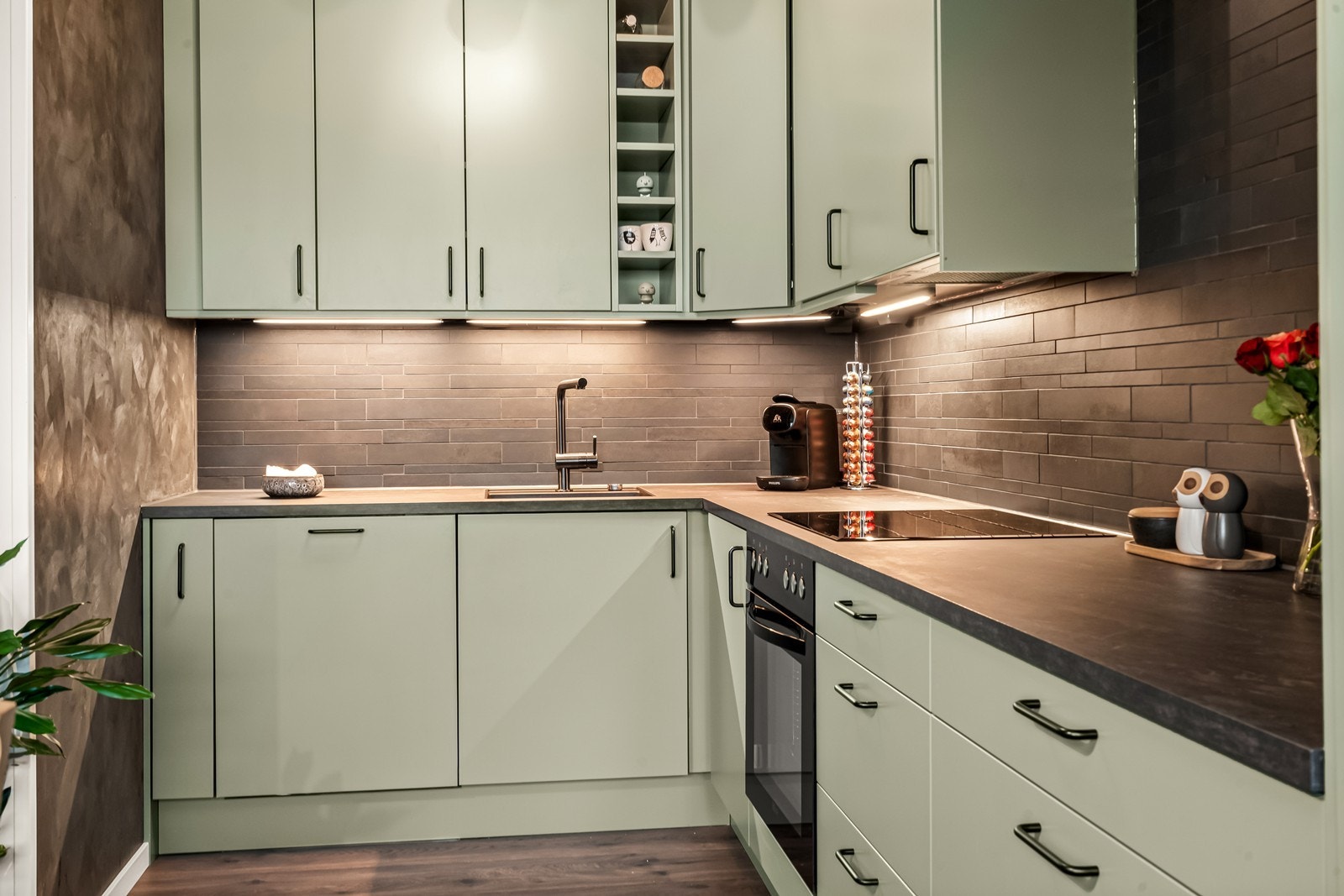 Innredning L-form med grønne glatte fronter Galleribilde