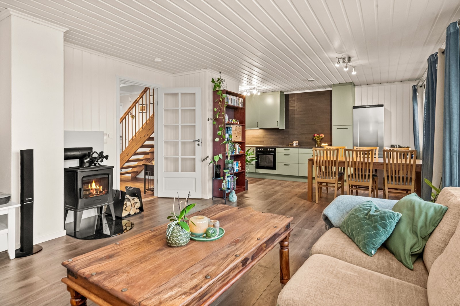 Det er satt inn både peisovn og varmepumpe i stuen Galleribilde