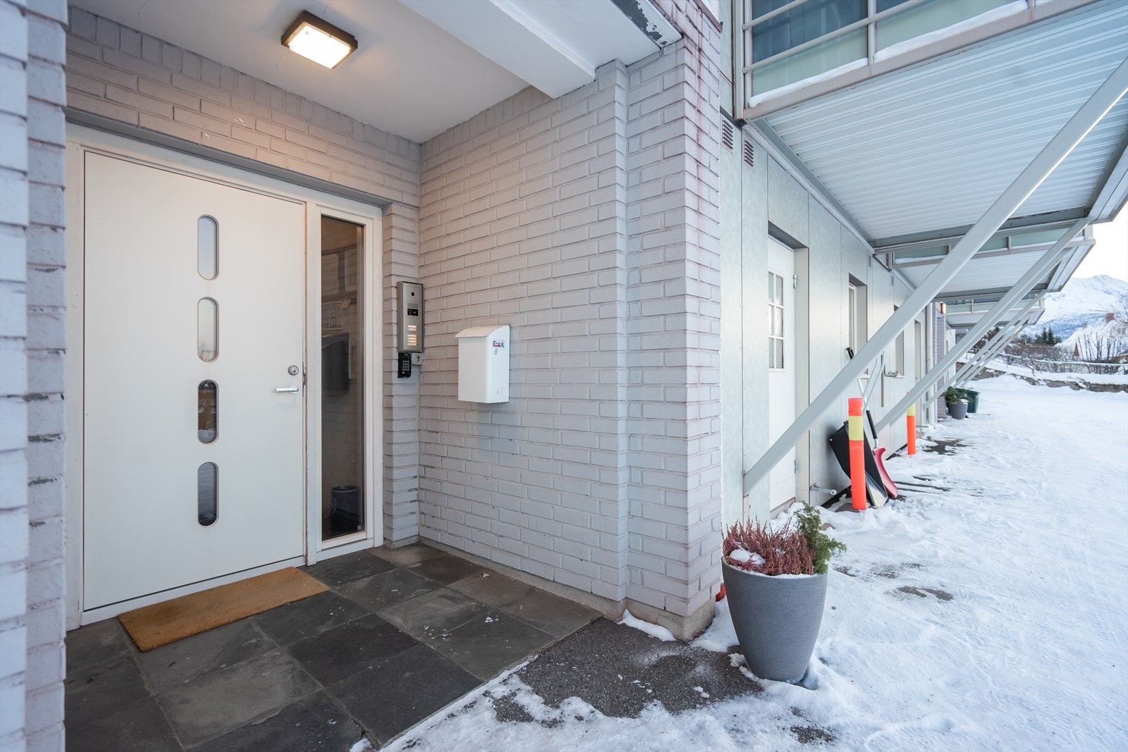 Felles inngangsparti. Galleribilde