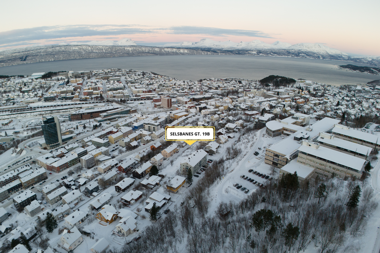 Her er det kort avstand til sentrum og turområder. Flott utsikt fra eiendommen! Galleribilde