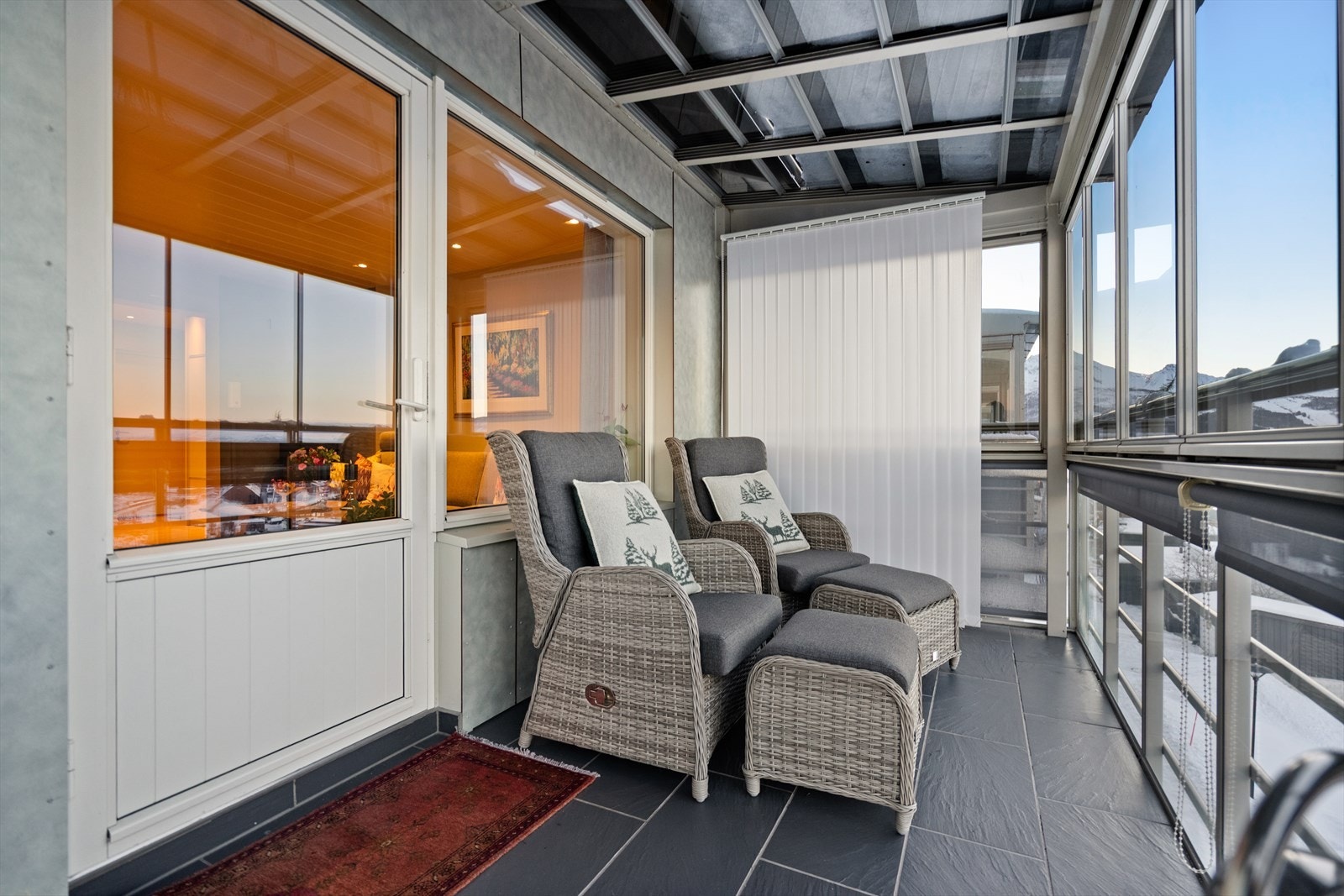 Flislagt gulv med varmekabel, her kan du nyte balkongen hele året som blir en naturlig forlengelse av stuen! Galleribilde