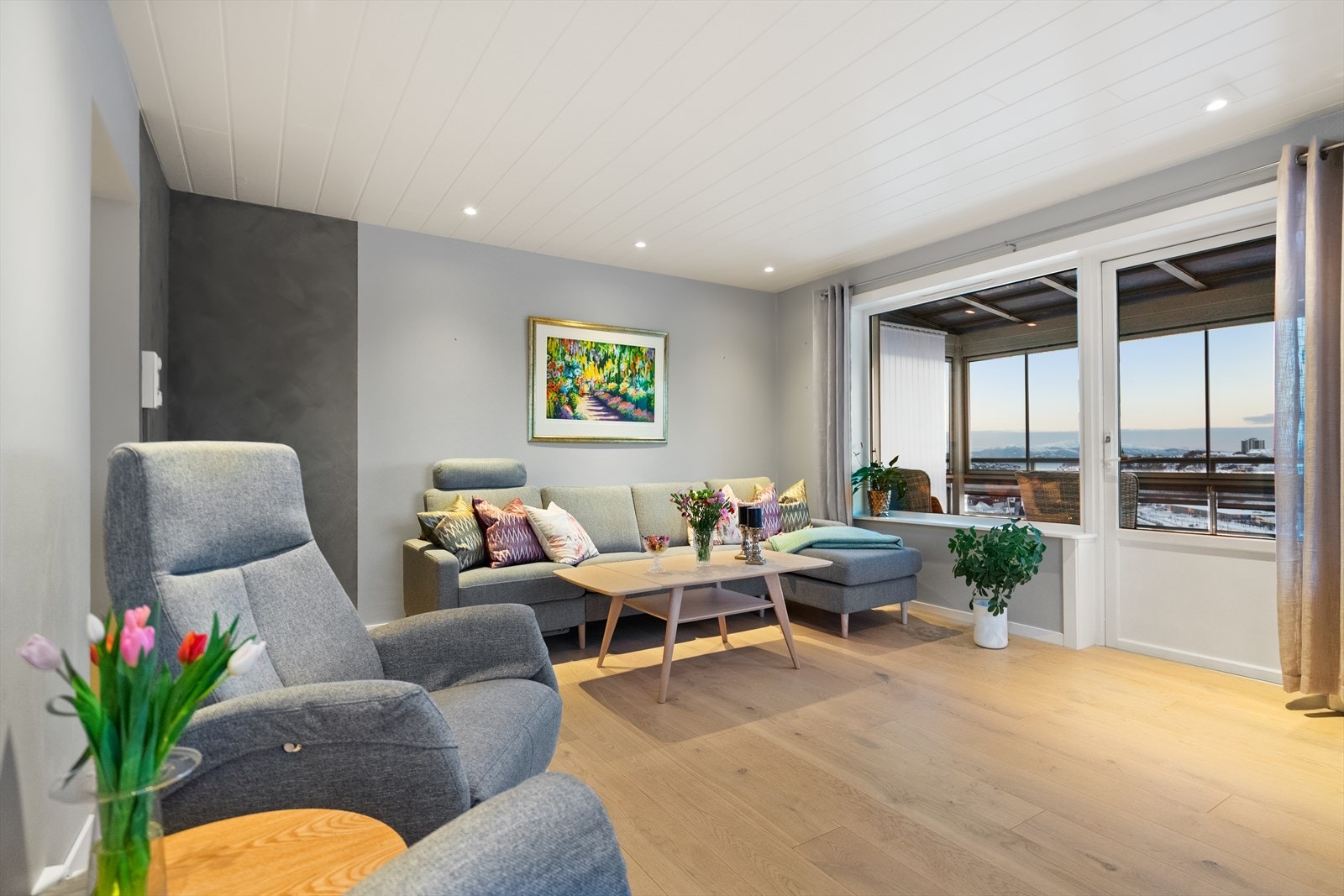 Parkett på gulv og senket tak med spotter. Galleribilde