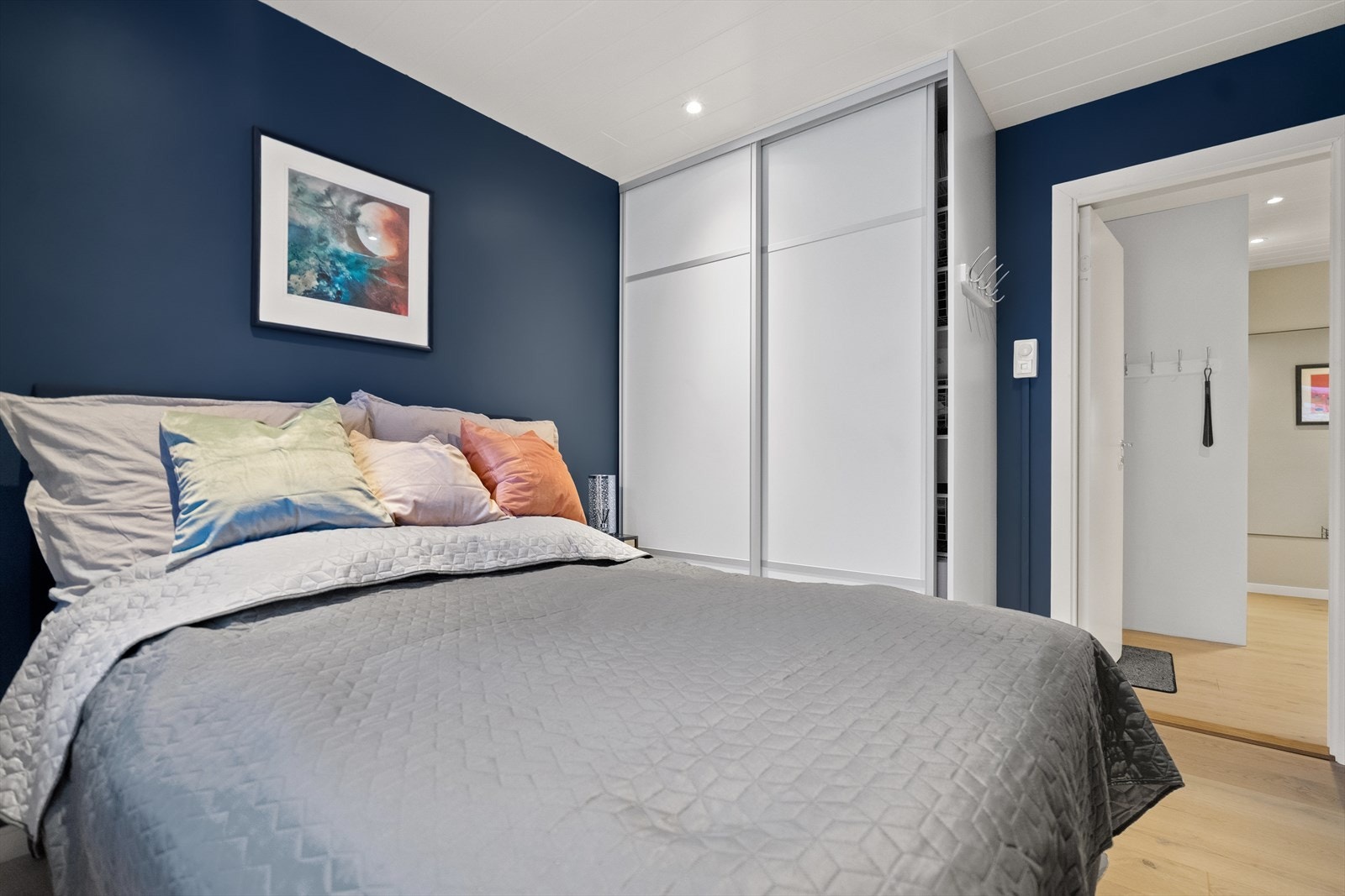 Soverom 2 med skyvedørsgarderobe Galleribilde