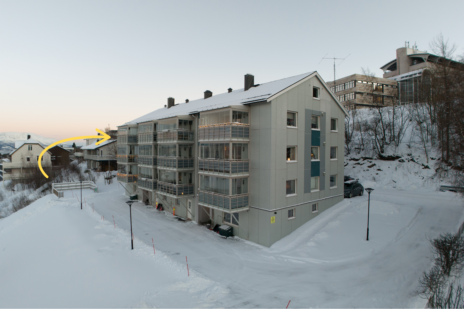 Tomten er opparbeidet med plen, og gårdsplassen er asfaltert. Galleribilde