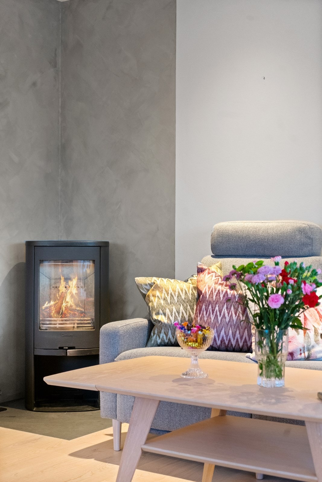 Vedfyring gir lun og god varme på kalde dager. Galleribilde