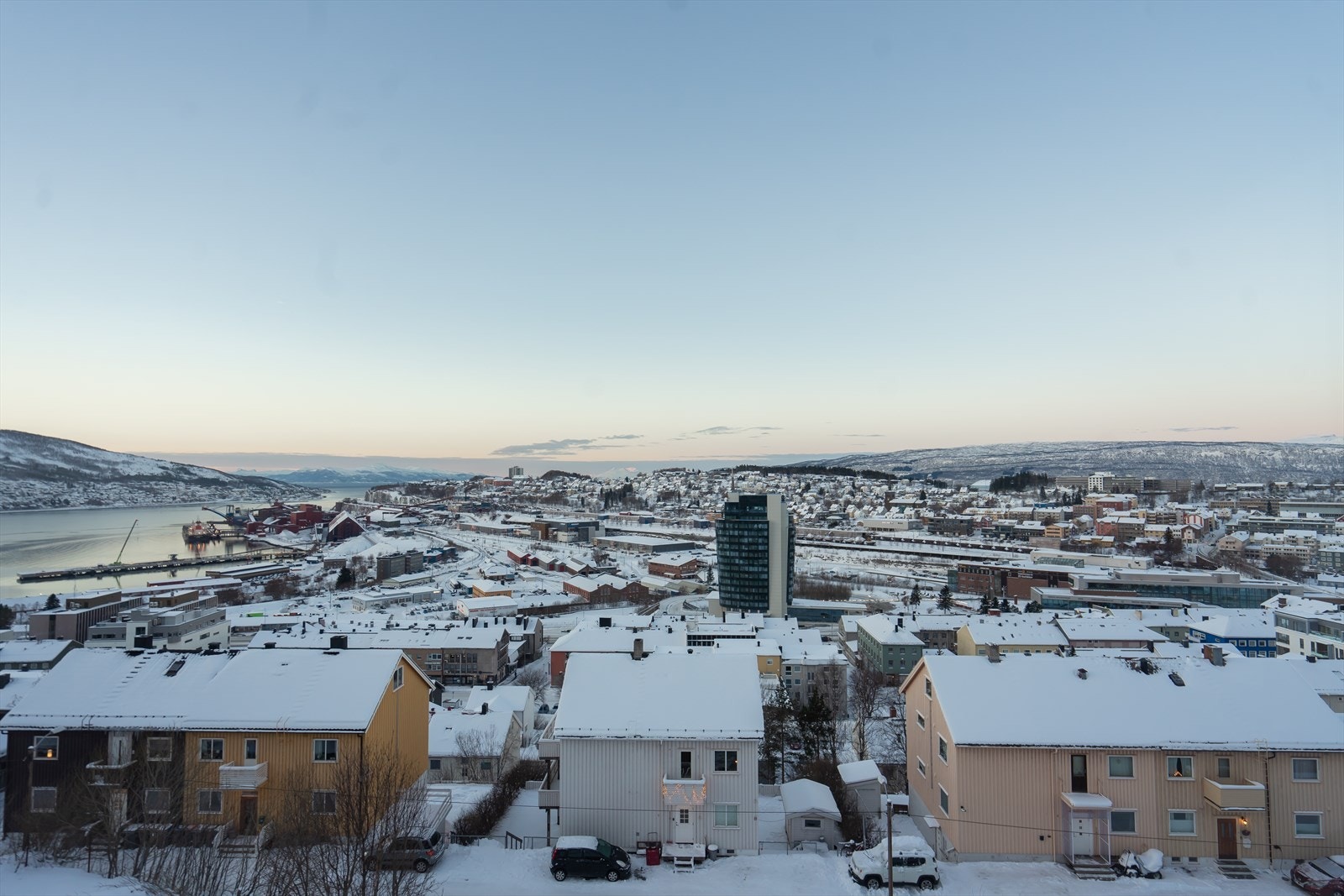 Fra balkong er det flott utsikt over Ofotfjorden, Vegglandet, Ankenes og Narvik sentrum. Galleribilde