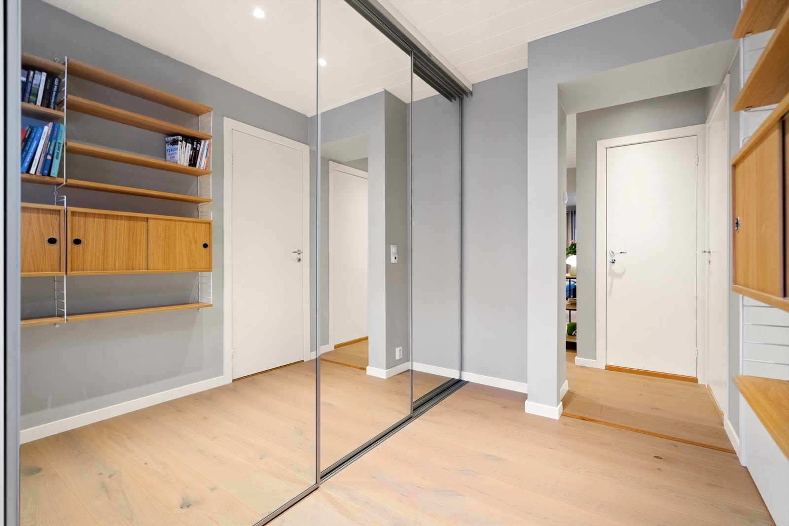 Stor skyvedørsgarderobe i garderoberom gir gode oppbevaringsmuligheter. Her er det også mulighet å benytte rommet som hobbyrom eller kontor. Galleribilde