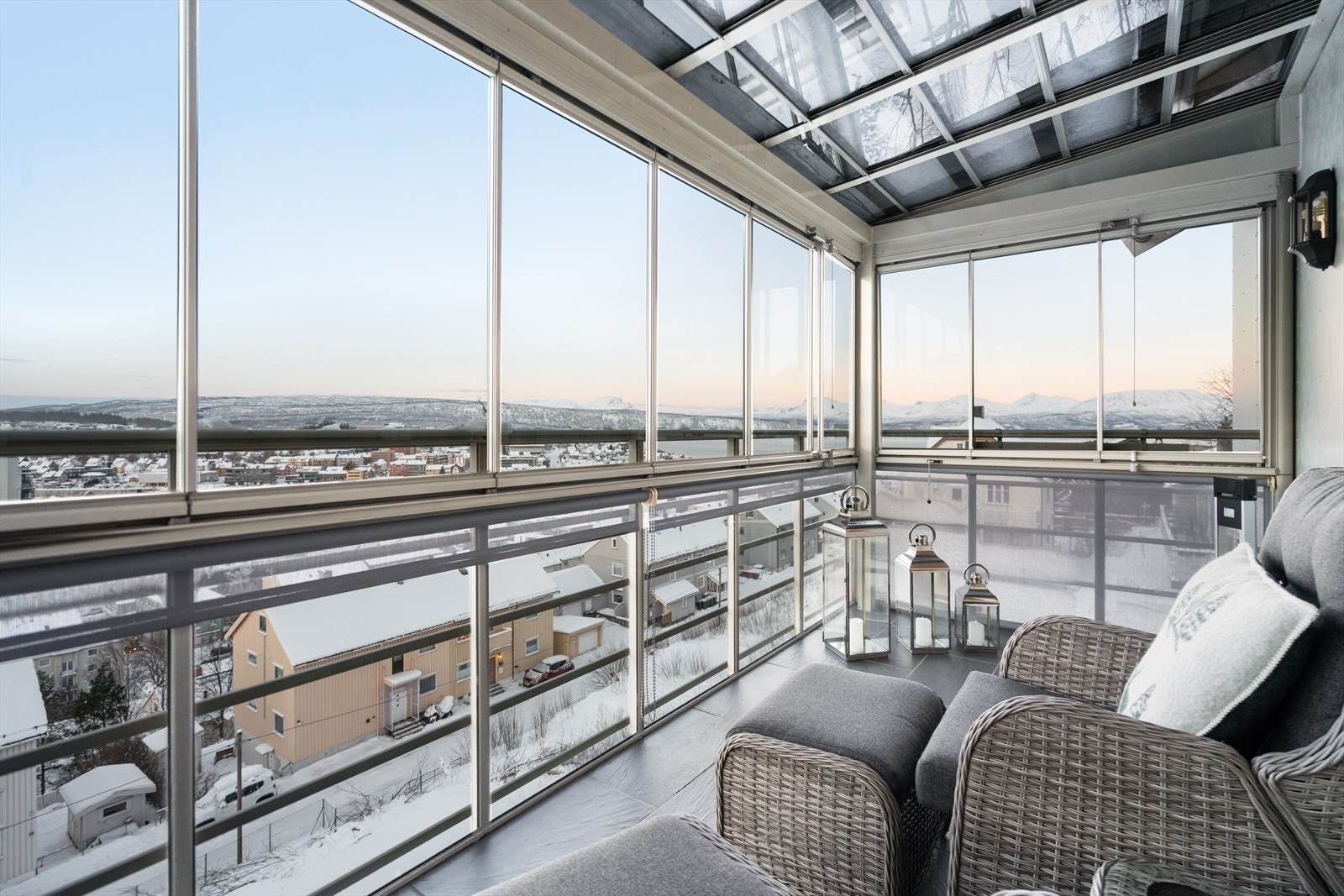 Balkongen byr på flotte solforhold og praktfull utsikt! Galleribilde