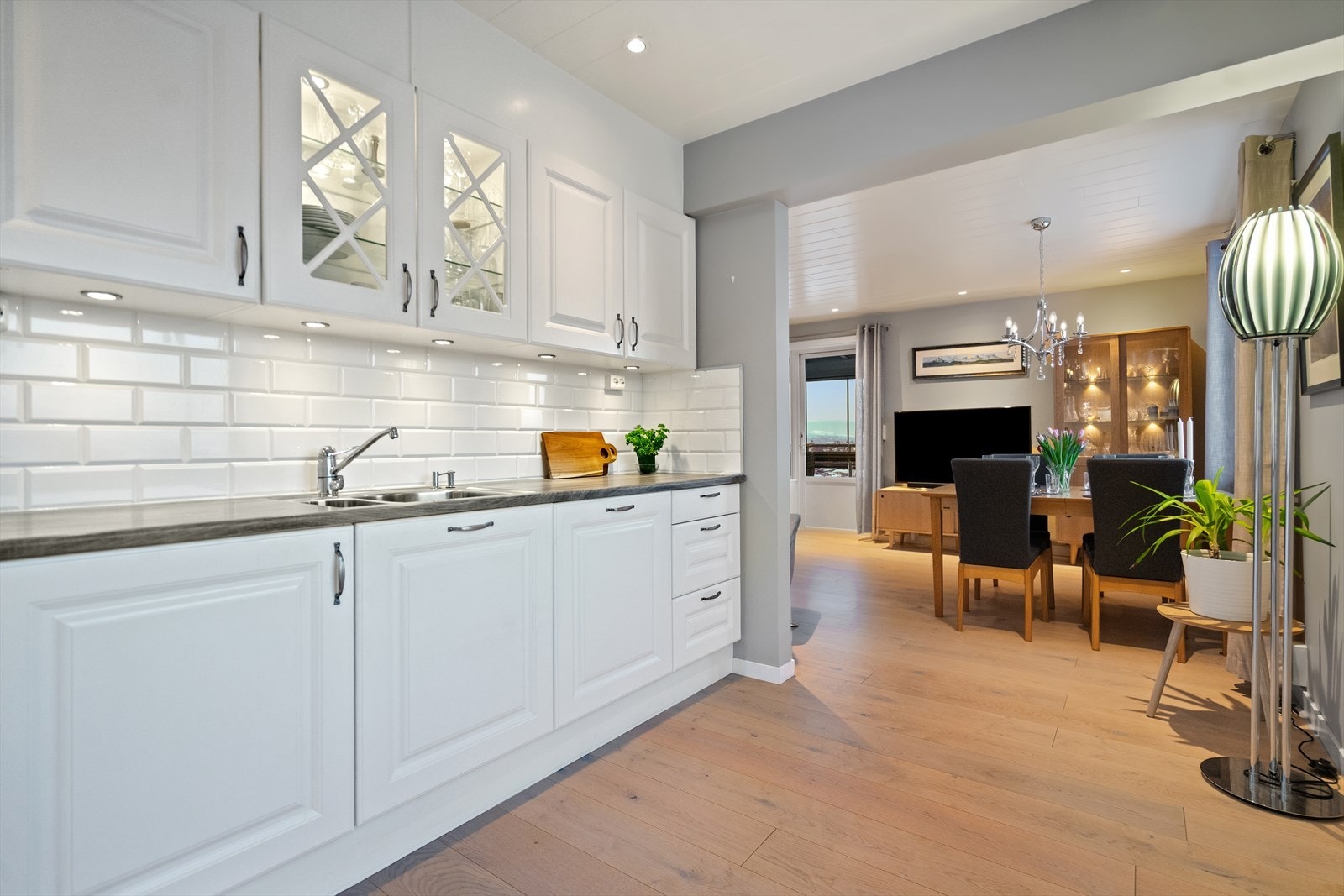 Flott åpen løsning mellom kjøkken og stuen Galleribilde