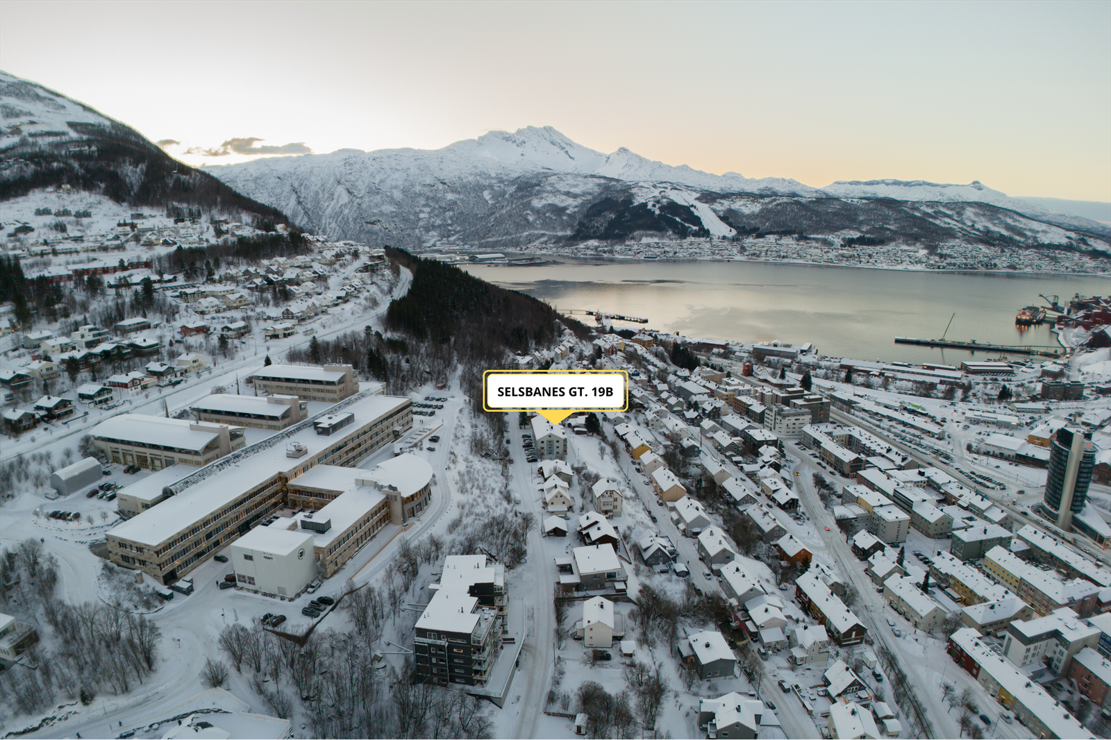 Det er kort vei til UiT Arktisk universitet, barnehage, friluftsområde, og ca. 10 min gange til sentrum. Galleribilde