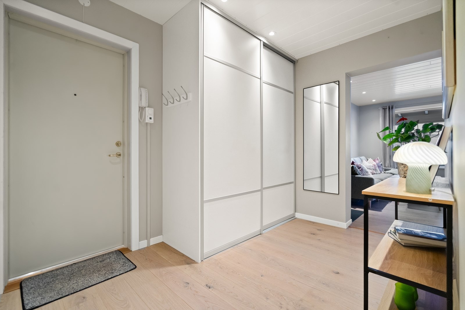 Romslig entré med god plass til oppbevaring av yttertøy i skyvedørsgarderoben. Galleribilde
