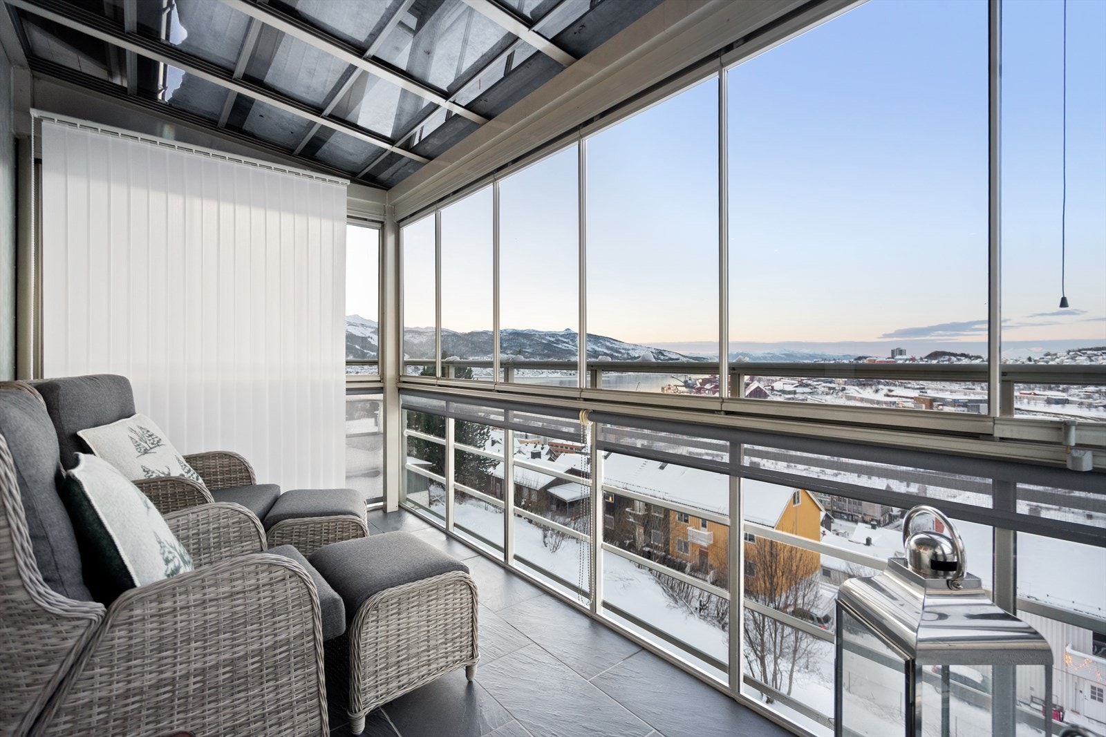 Balkongen er innglasset, har flislagt gulv med varmekabel, utelys og stikk kontakt. Galleribilde