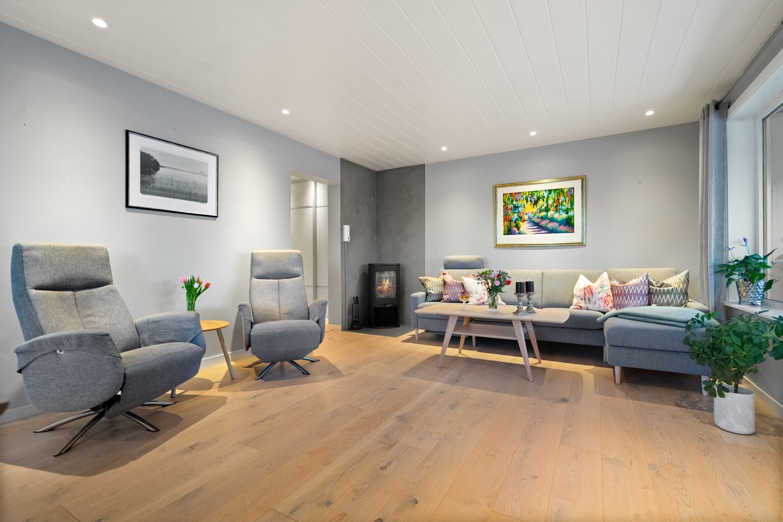 Romslig stue med god plass til møblering i ulike soner. Galleribilde