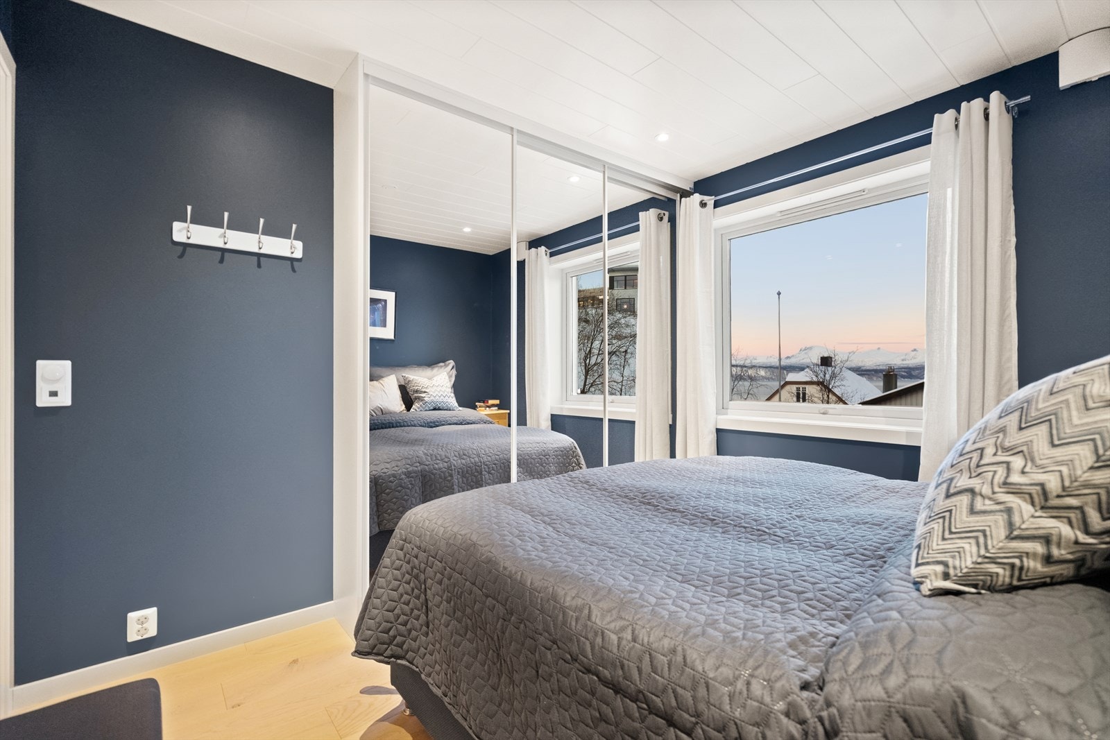 Soverom 1 har skyvedørsgarderobe Galleribilde