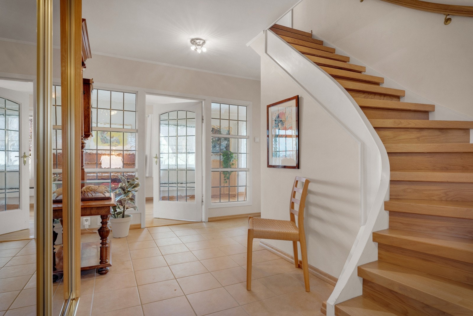 Elegant hall som samler etasjene Galleribilde