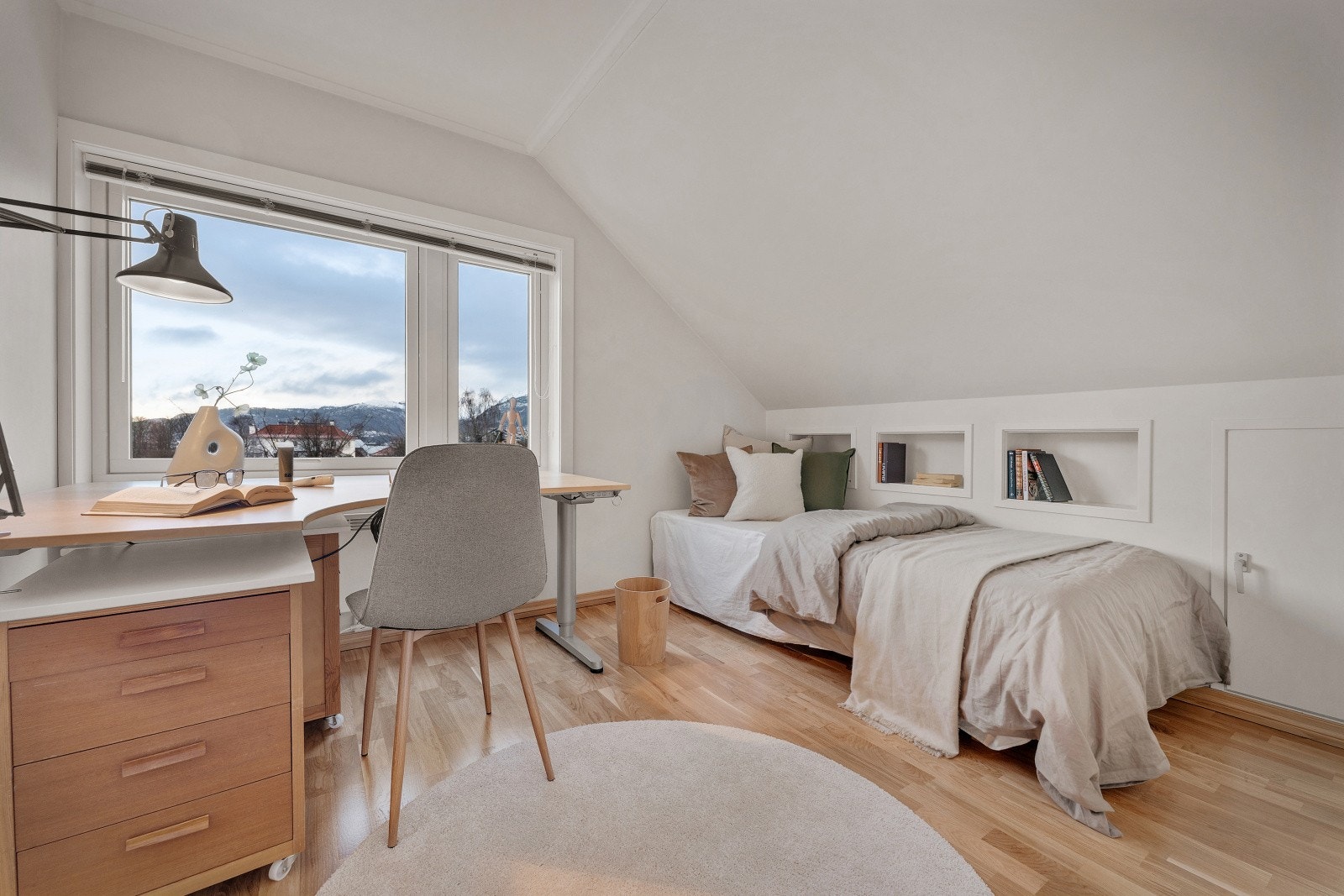 Også i 2.etg er det fokusert på høy kvalitet med eik parkett på gulv. Fra kontoret/soverom ser man flere av byfjellene Galleribilde