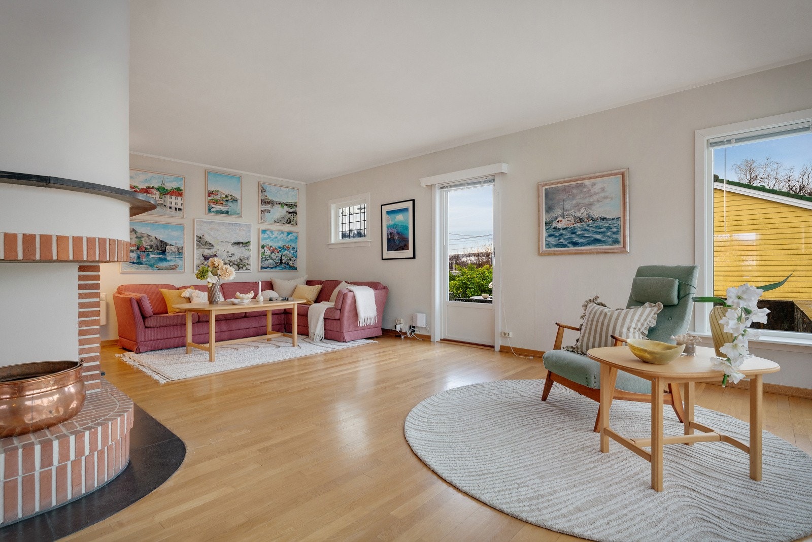 Fra stuen er det utgang til husets hellebelagte terrasse Galleribilde