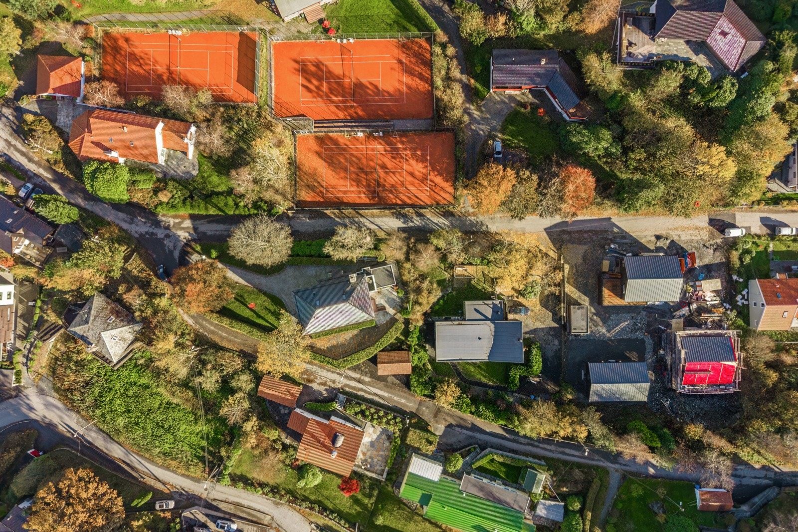 Veldig barnevennlig område med kort vei til både buss og bybane. Legg også merke til Fana tennisklubb Galleribilde