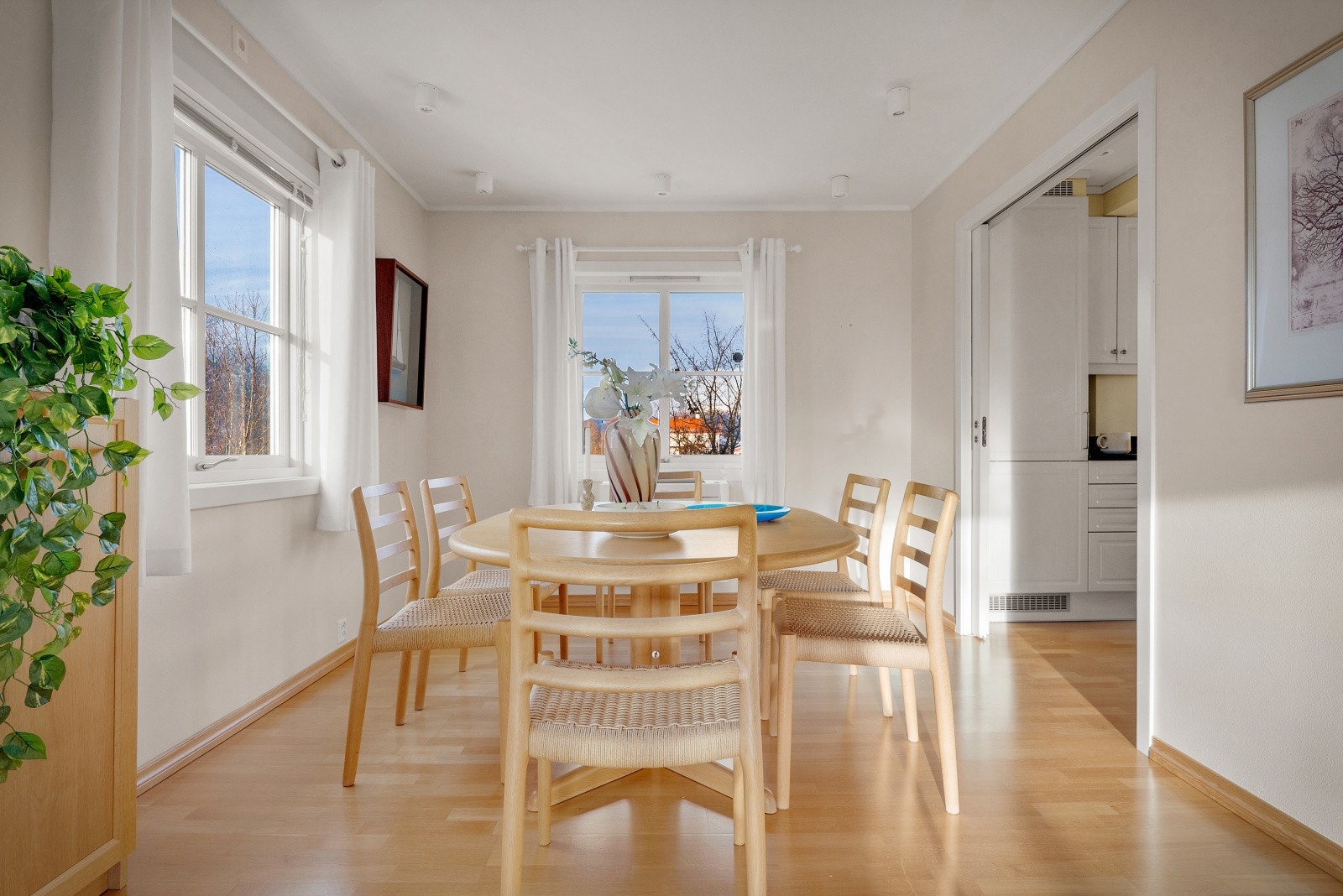 Spisestue med utsikt mot byfjellene Galleribilde