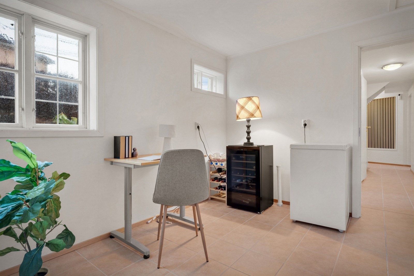 Underetasjens inngang/kontor har teknisk opplegg for kjøkken. Dette rommet er byggemeldt som bod. Galleribilde