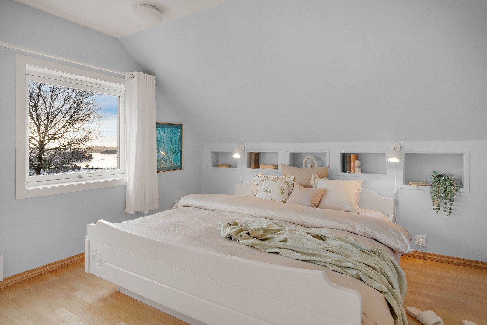 I 2.etg har man soveromsfløyen med bad. Legg merke til utsikten herfra Galleribilde