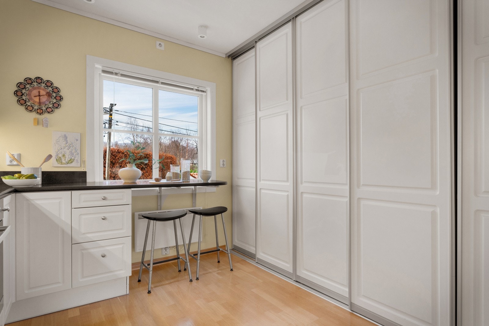 Gulvet er eik parkett og bak skyvedørene skjules vaskemaskin og tørketrommel Galleribilde