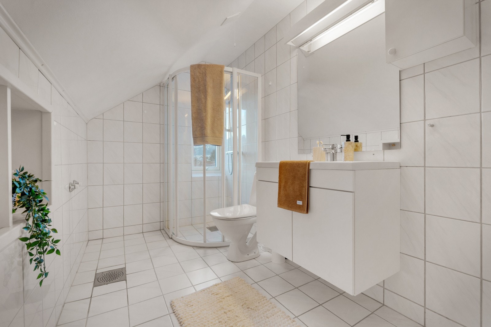 Husets hovedbad med keramiske fliser. Her er det varmekabler i gulv Galleribilde