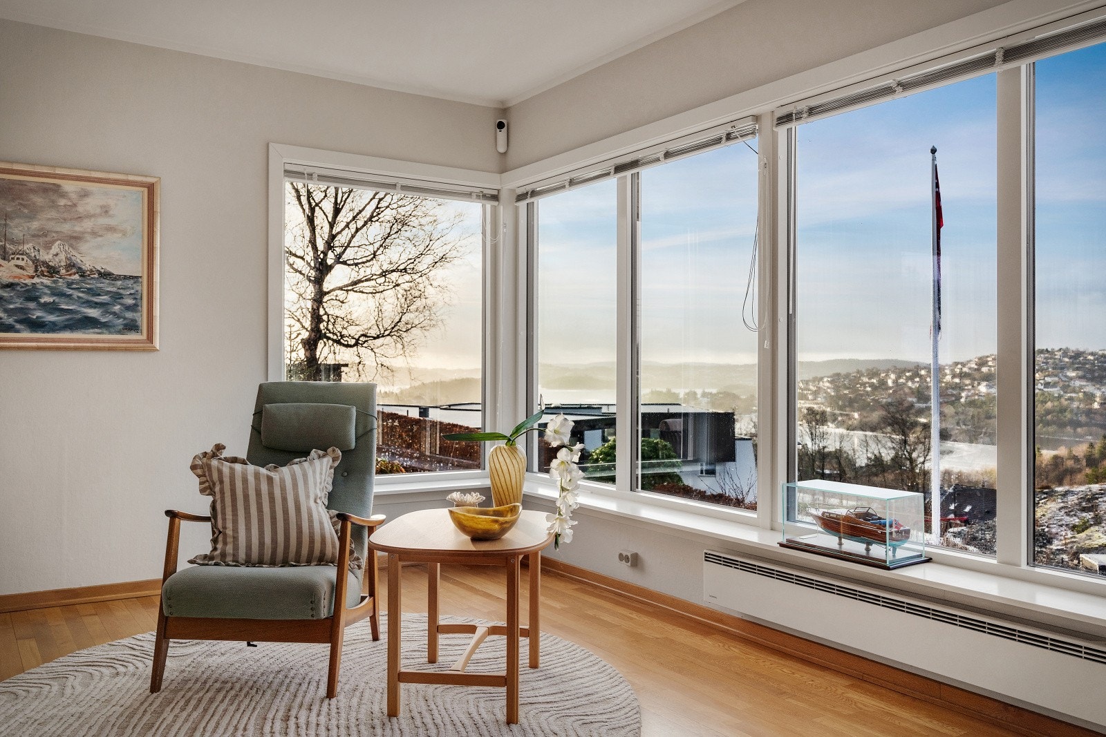 Stue med store vinduer som bringer den nydelige utsikten inn i rommet. Galleribilde