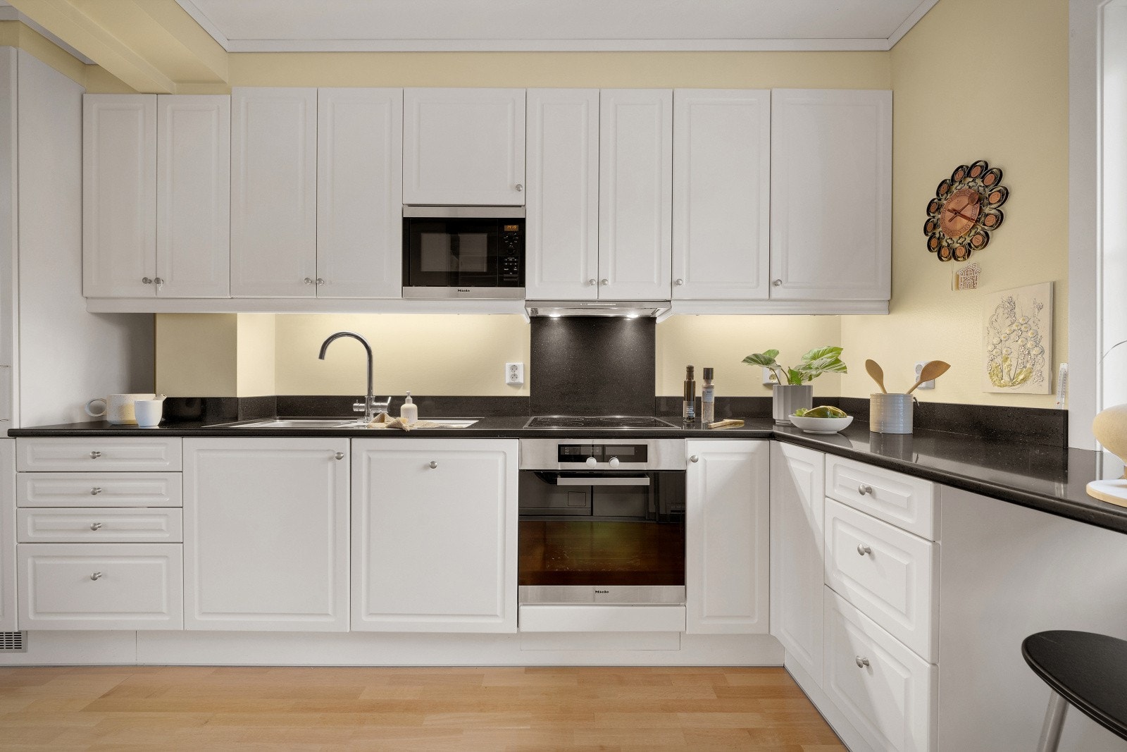 Kvalitets innredning fra HTH med kompositt benkeplate Galleribilde