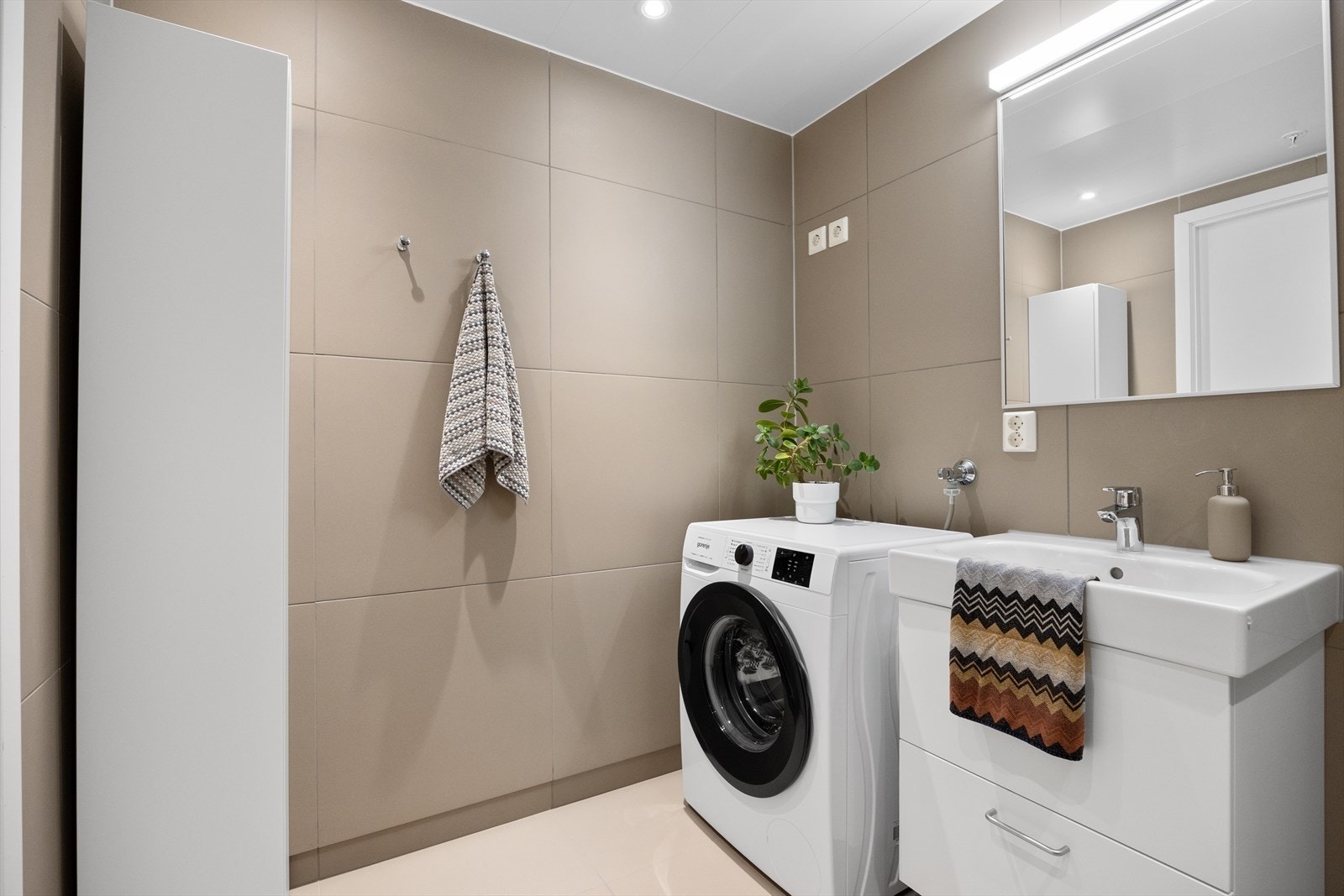 Opplegg for vaskemaskin og tørketrommel. Galleribilde